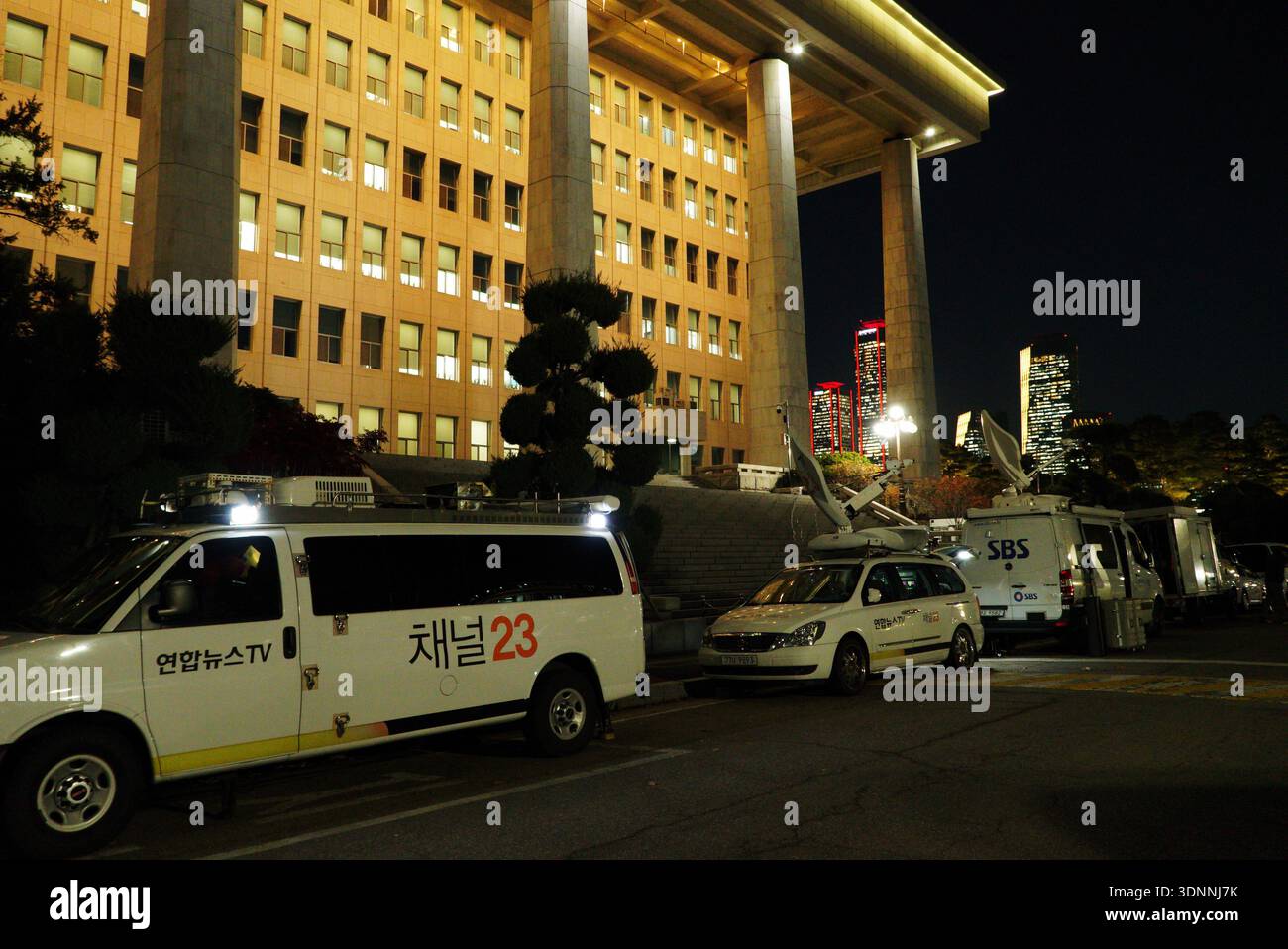 La squadra di notizie locali copre un evento politico locale a Seoul, Corea del Sud Foto Stock
