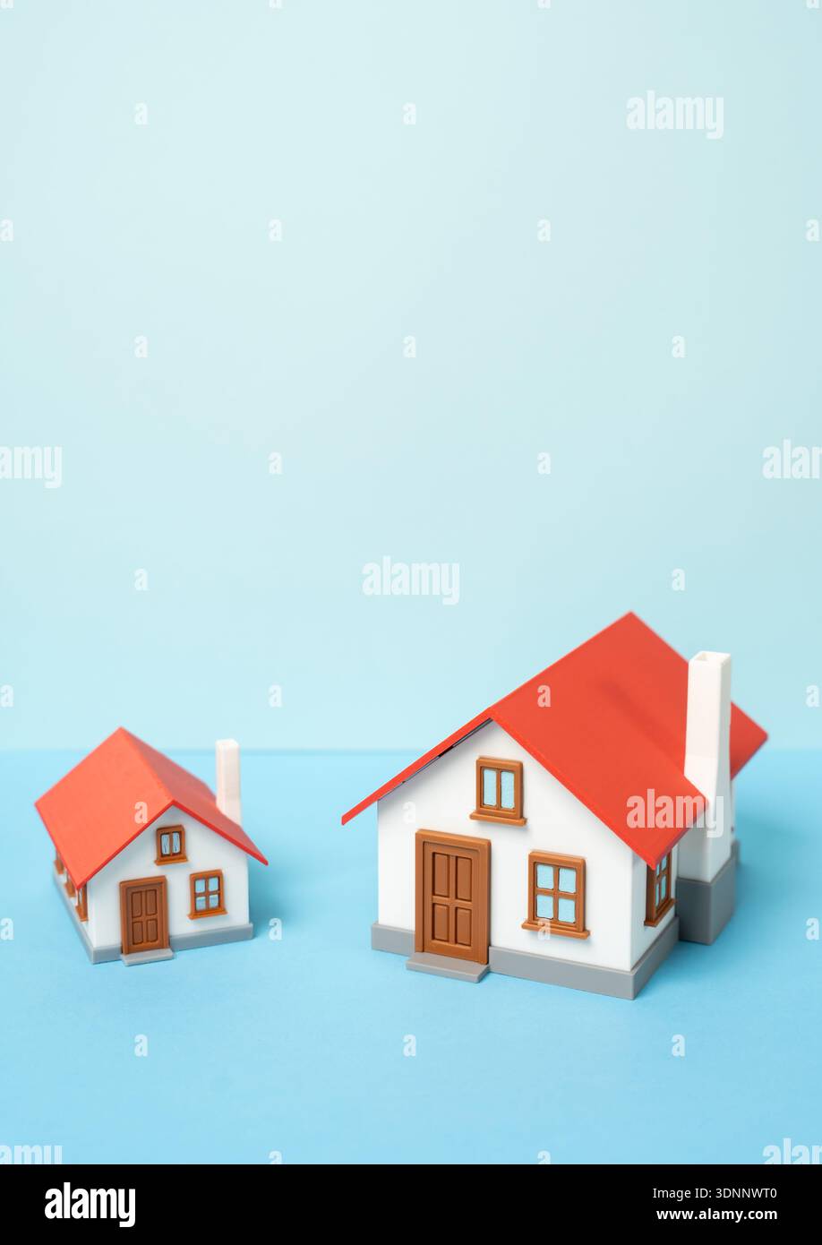 Confronta le dimensioni della casa che sono migliori per la vita del proprietario. Uso efficiente dello spazio. Bisogno di più spazio abitativo, famiglia in crescita. La scelta dell'alloggio riflette Foto Stock