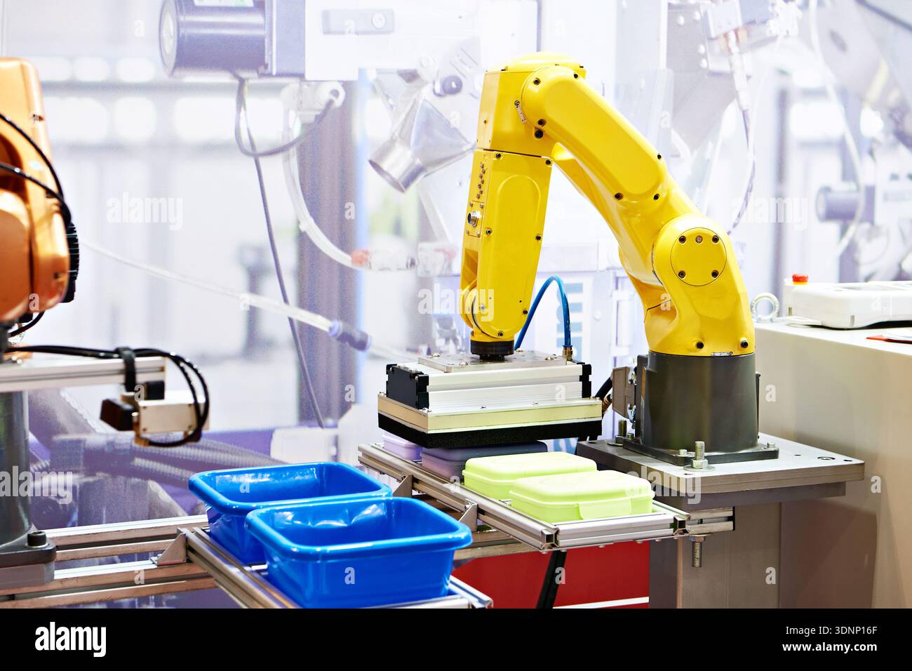 Robot manipolatore per la produzione industriale alla fiera Foto Stock