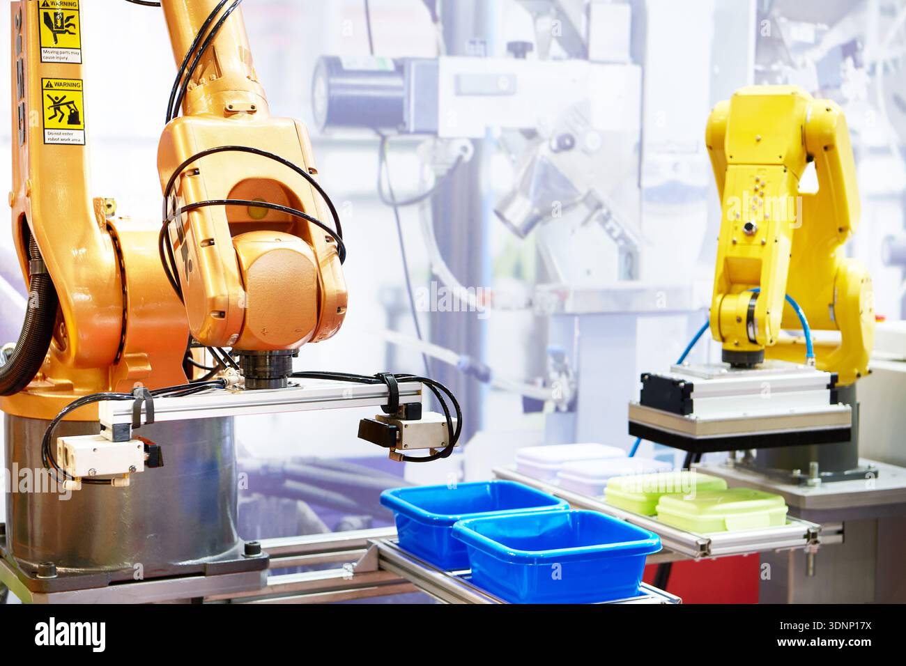 Robot manipolatore per la produzione industriale alla fiera Foto Stock