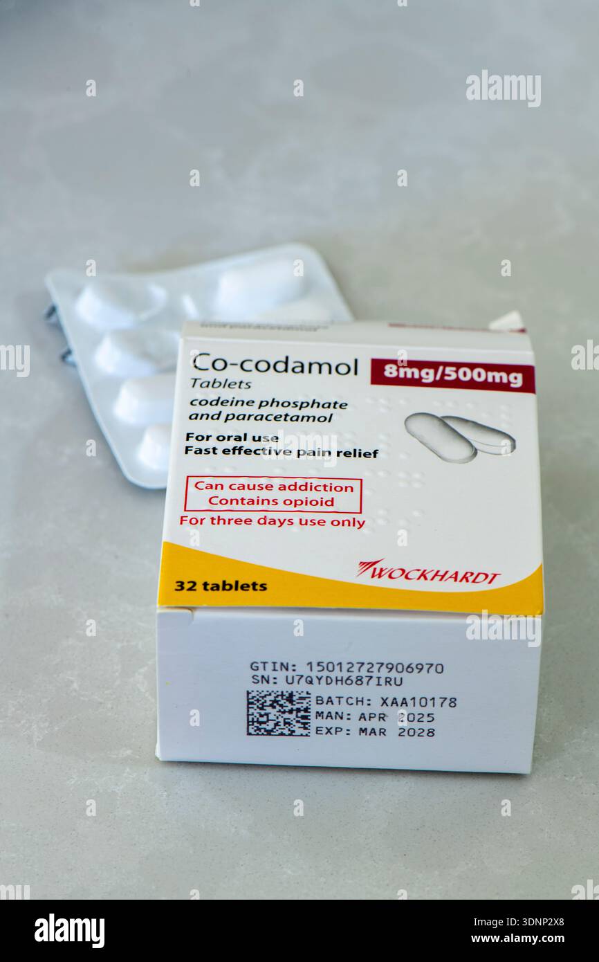 Aprire la confezione di compresse antidolore Co-Codamol contenenti fosfato di codeina e paracetamolo con blister aperto e scatola aperta. Foto Stock