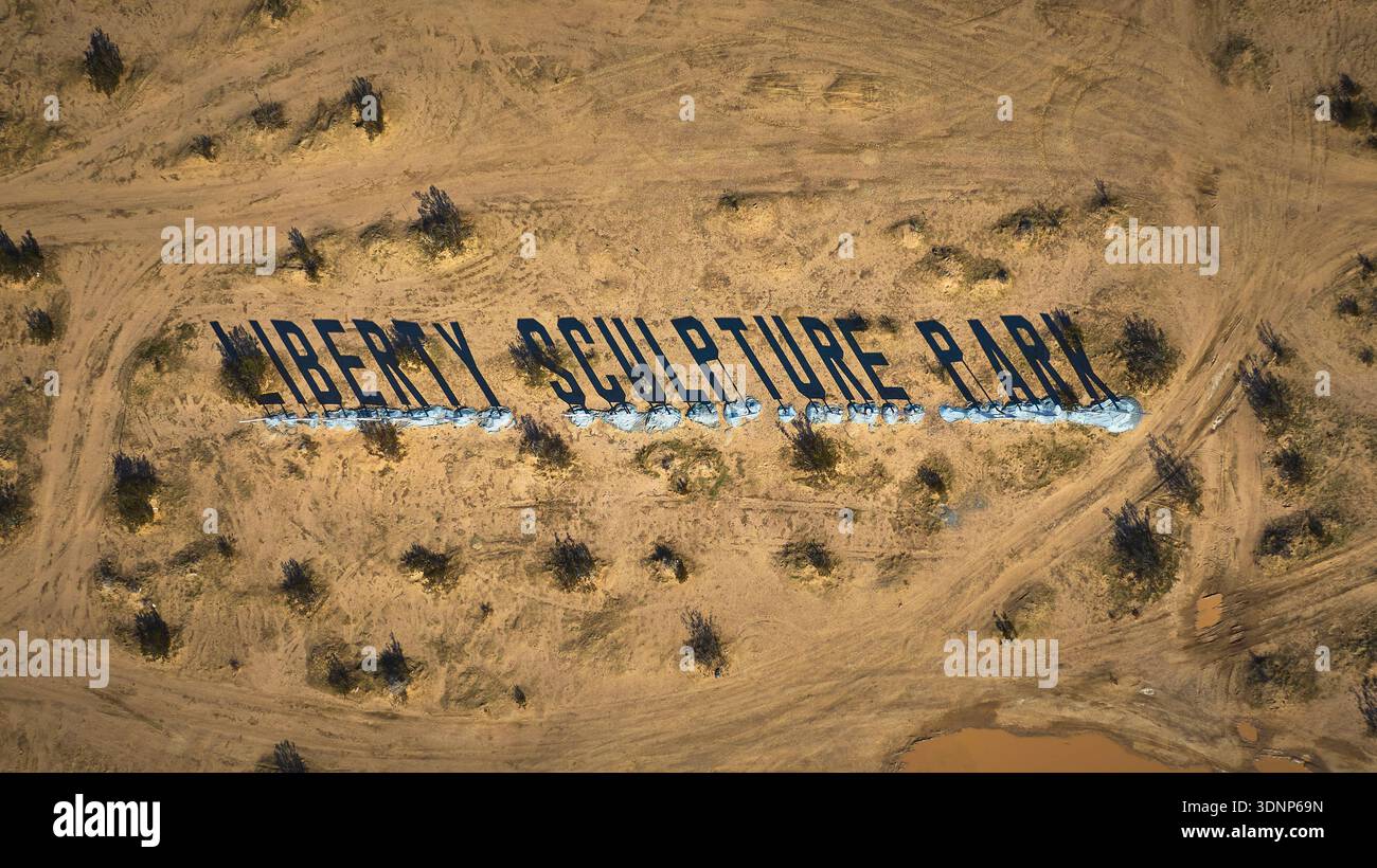 Aerial Liberty Sculpture Park Lettering Shadows and Desert Landscape dall'alto verso il basso Foto Stock