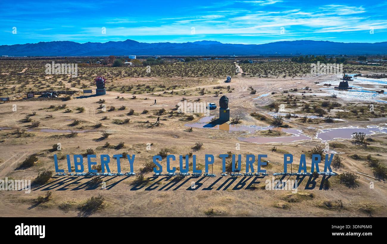 Aerial Liberty Sculpture Park Sign Monumental Sculptures Desert Landscape California Foto Stock