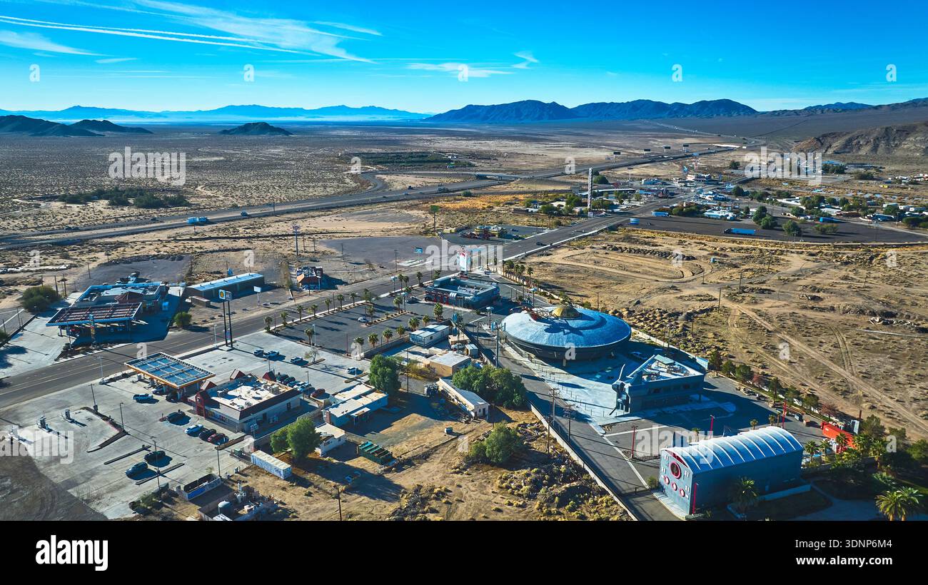 Attrazione a tema Aerial Alien Roadside e Desert Town Baker California Foto Stock