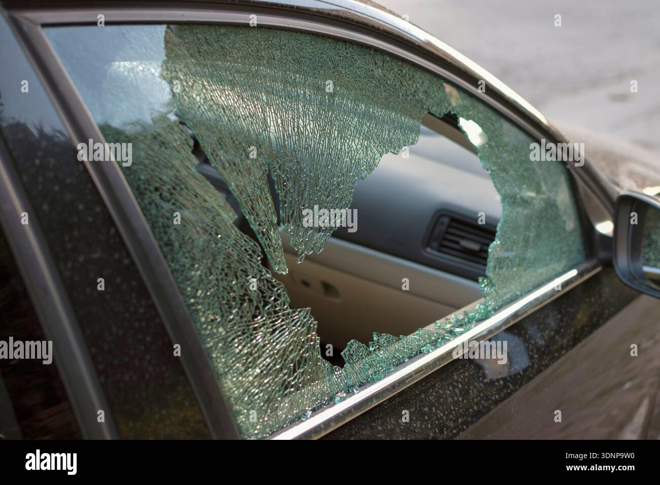 Finestrino dell'auto rotto a causa di un tentativo di furto. Foto Stock