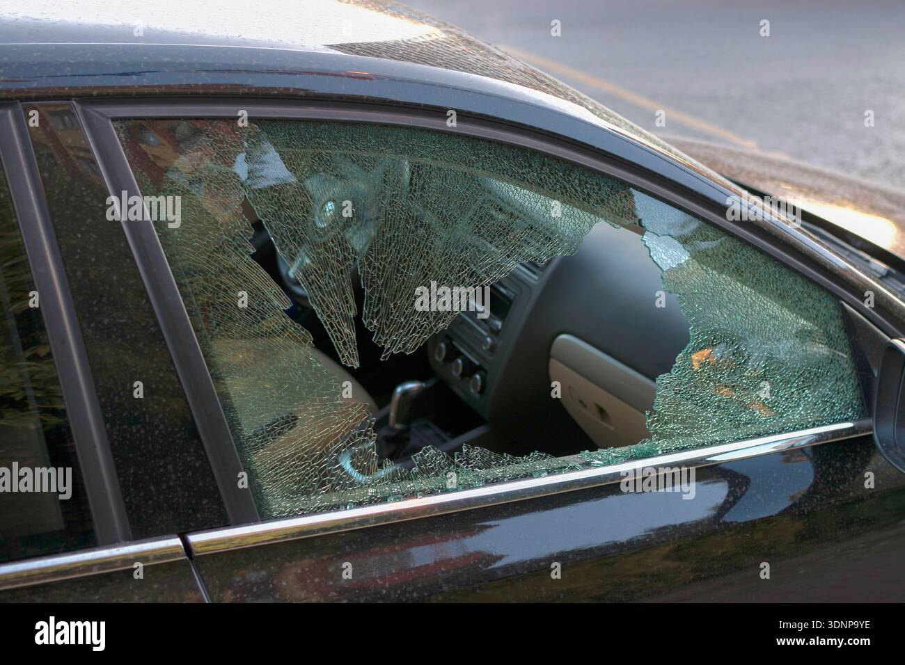 Finestrino dell'auto rotto a causa di un tentativo di furto. Foto Stock