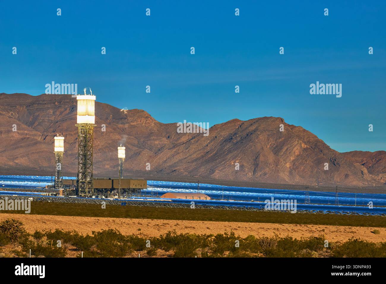 Ivanpah Solar Field Towers e Heliostats con Desert Mountains in California Foto Stock