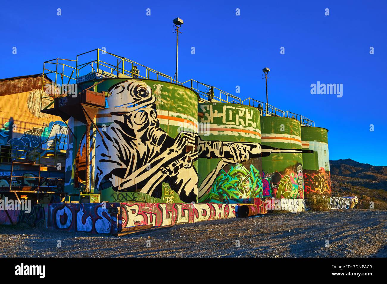 Serbatoi abbandonati di Goldome Mill Graffiti Art Storage al Golden Hour nel deserto del Mojave Foto Stock