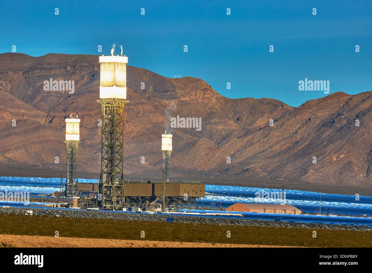 Ivanpah Solar Field Towers e Heliostat Mirrors in California Desert Landscape Foto Stock