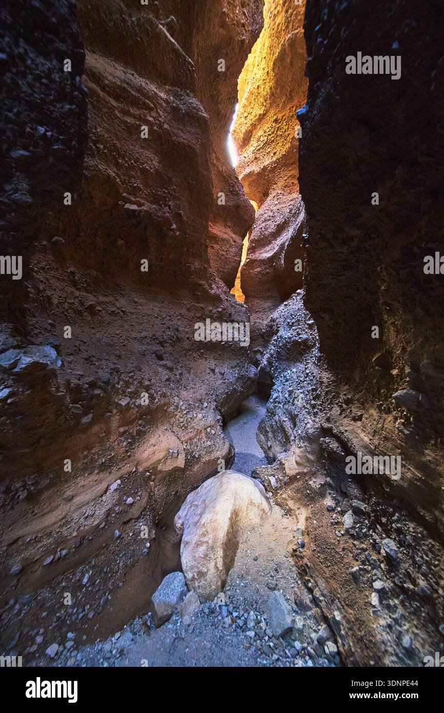 Spaventoso Canyon Arizona, suggestive pareti rocciose del Canyon slot e passaggio illuminato dal sole Foto Stock
