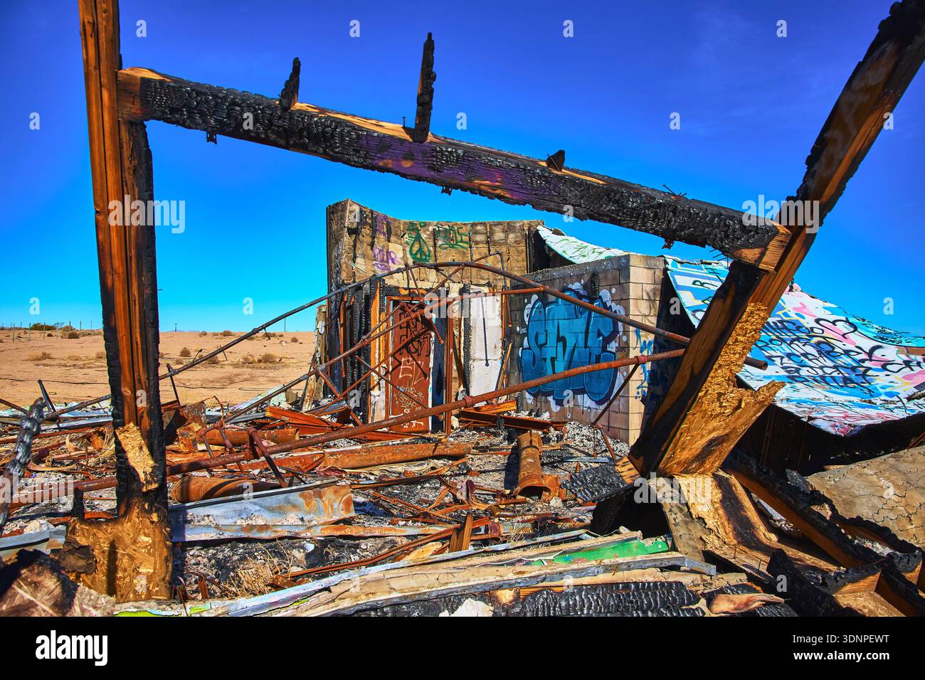 Rovine coperte di graffiti abbandonate al Lake Dolores Water Park nel deserto della California Foto Stock