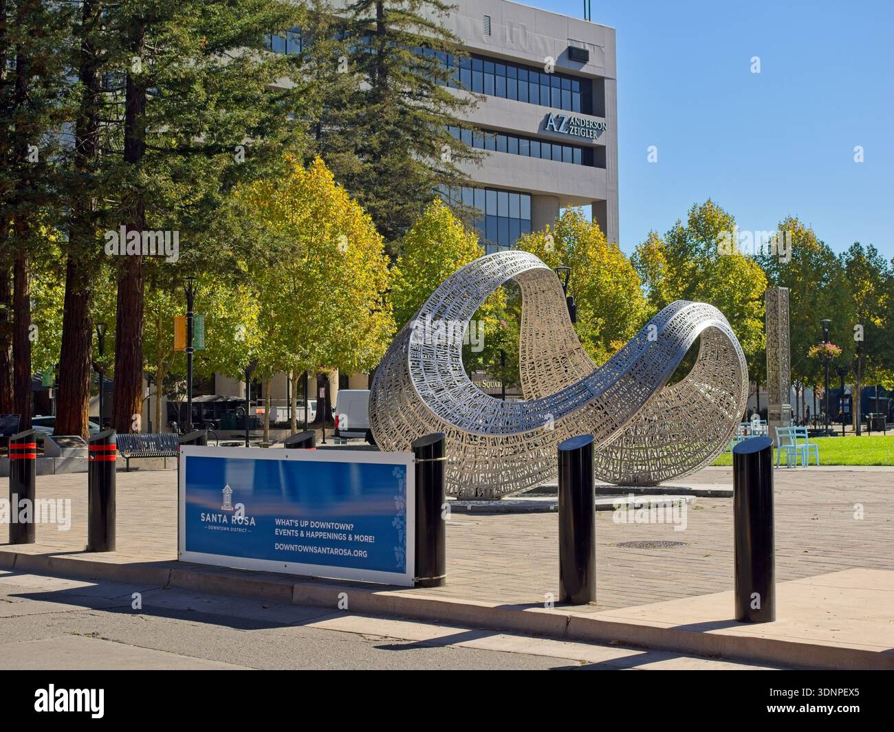 Scultura "Unum" dell'artista Blessing Hancock o insieme a Courthouse Square nel centro di Santa Rosa, California - ottobre 2025 Foto Stock