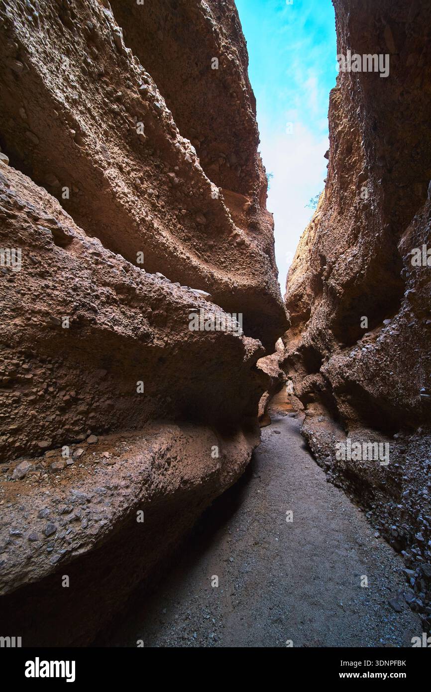 Pareti di arenaria curve di slot Canyon e prospettiva del cielo blu Foto Stock