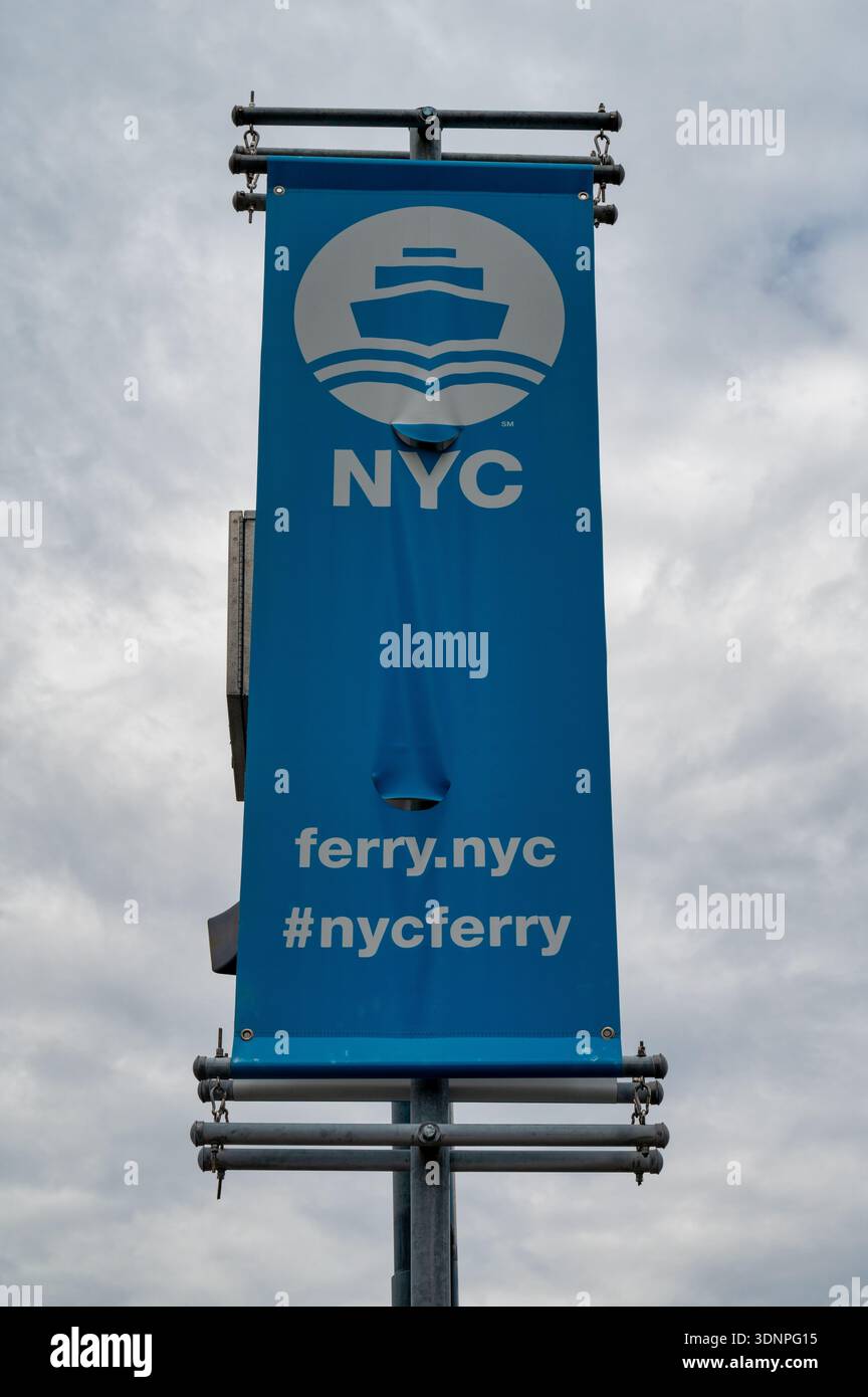 New York, USA - 15 ottobre 2025: L'insegna per New York Ferry sull'East River Foto Stock