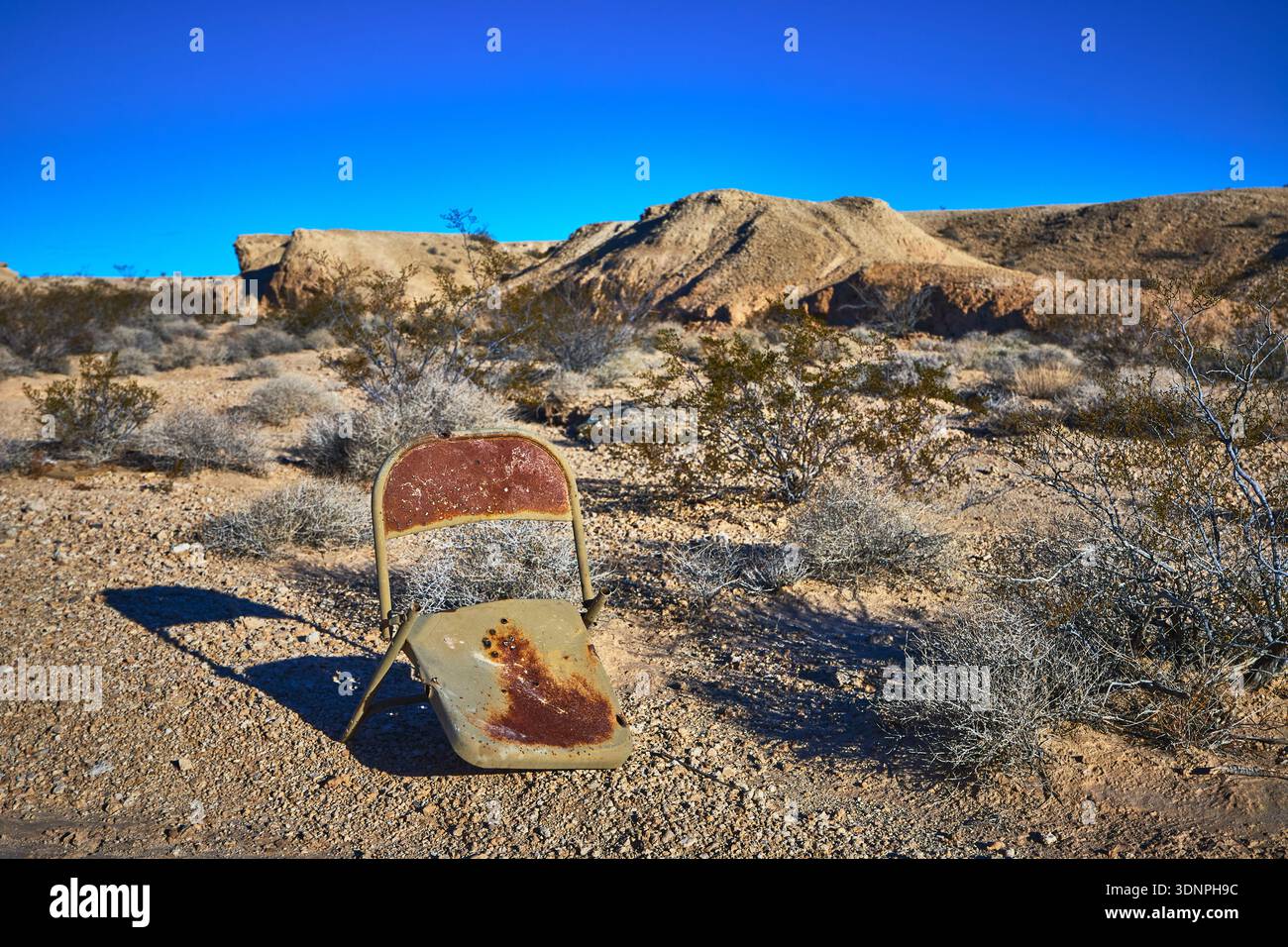 Sedia Rusty abbandonata nel deserto paesaggio al Tule Springs Fossil Bed Nevada Foto Stock