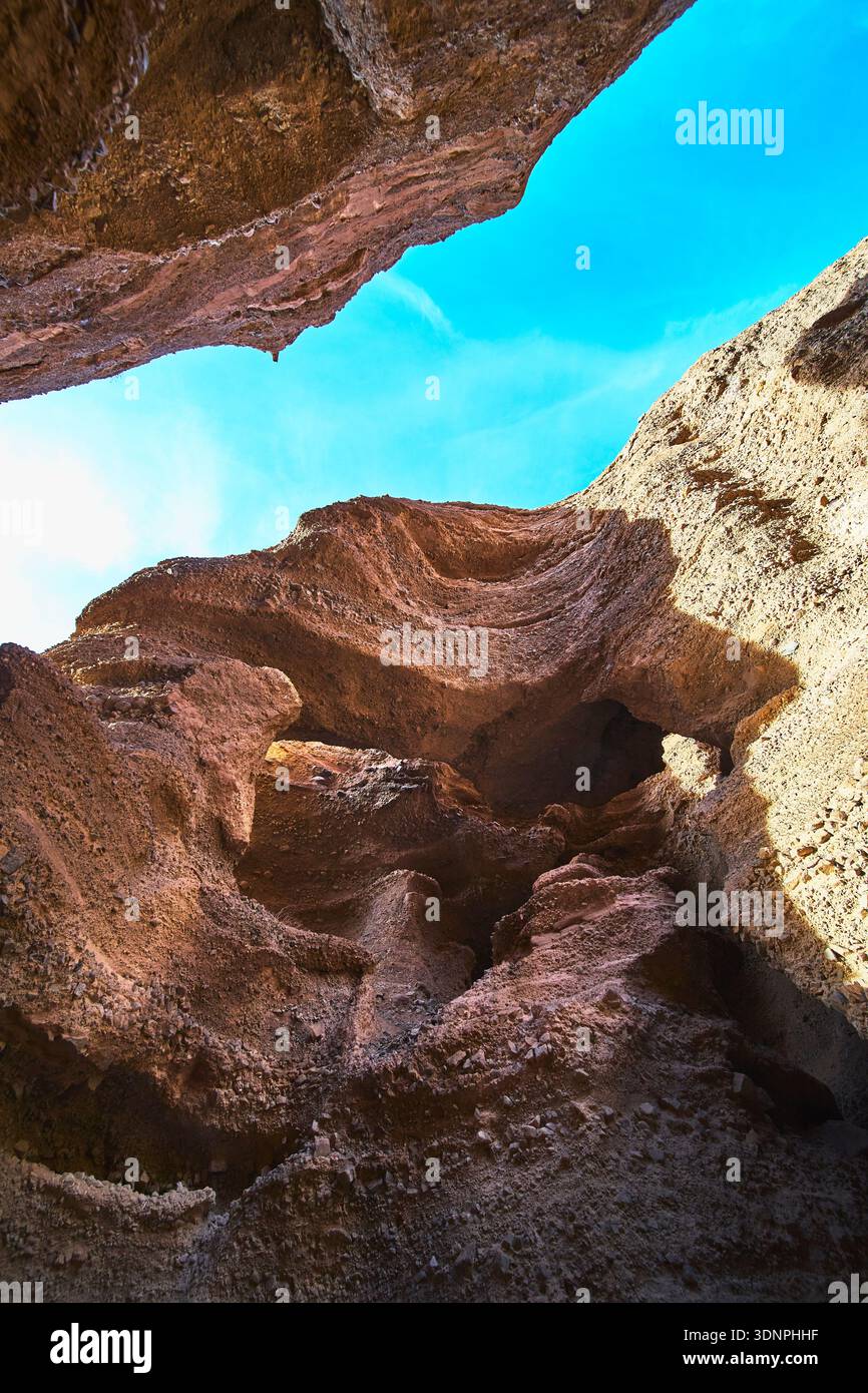 Pareti rocciose di slot Canyon e Blue Sky dal basso in Arizona Foto Stock