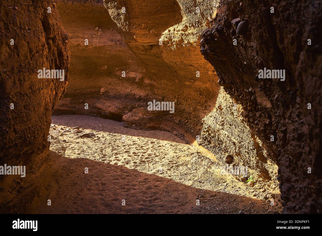 Pareti di arenaria illuminate dal sole e motivi d'ombra nel Desert slot Canyon Foto Stock