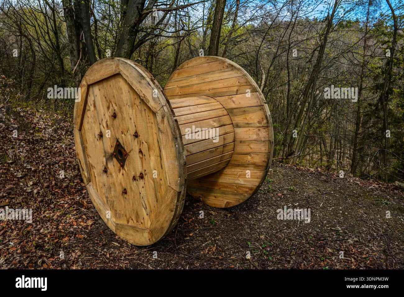 bobina larga liscia in legno per avvolgere fili o cavi ad alta tensione. bobina di legno gialla, avvolgimento del filo. strumento per l'elettricità. Cantiere. Il problema Foto Stock
