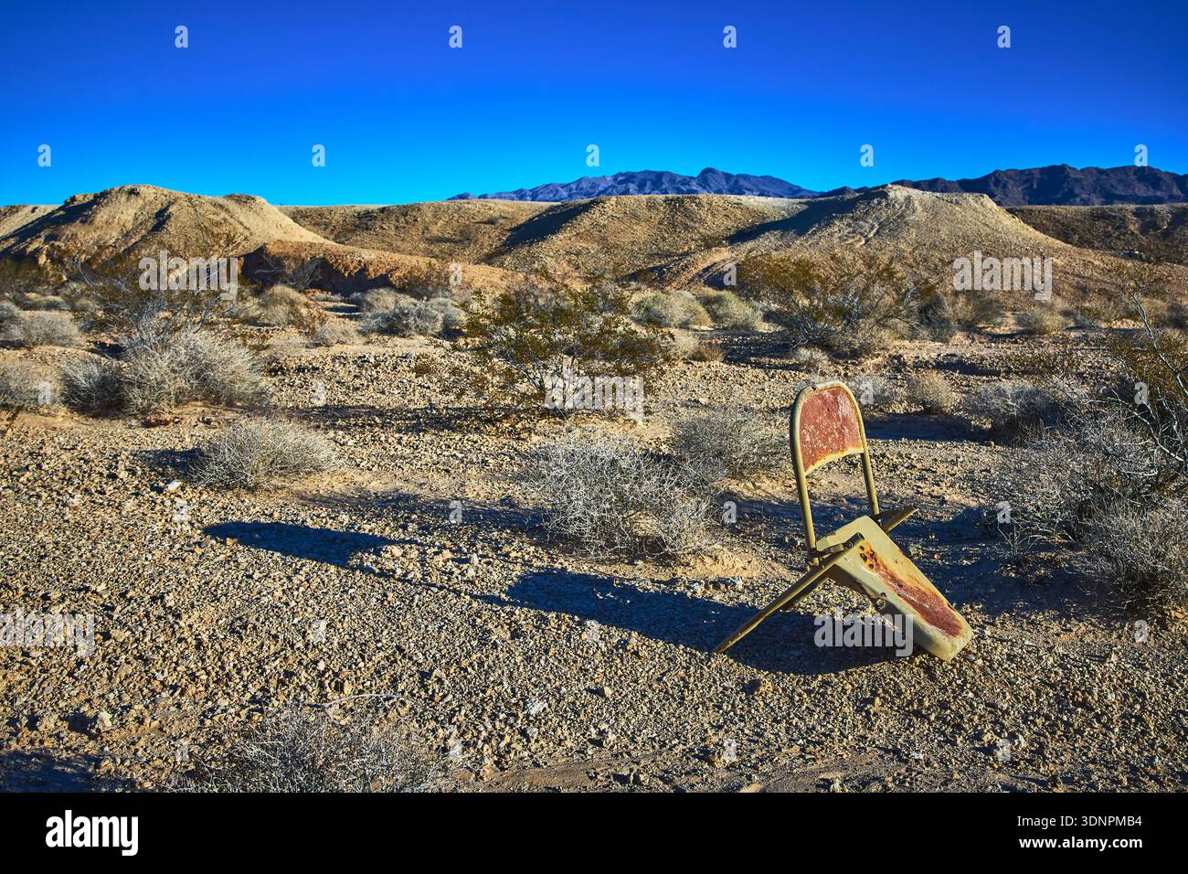 Sedia abbandonata nel Nevada Desert Landscape al Golden Hour Tule Springs Fossil Bed Foto Stock