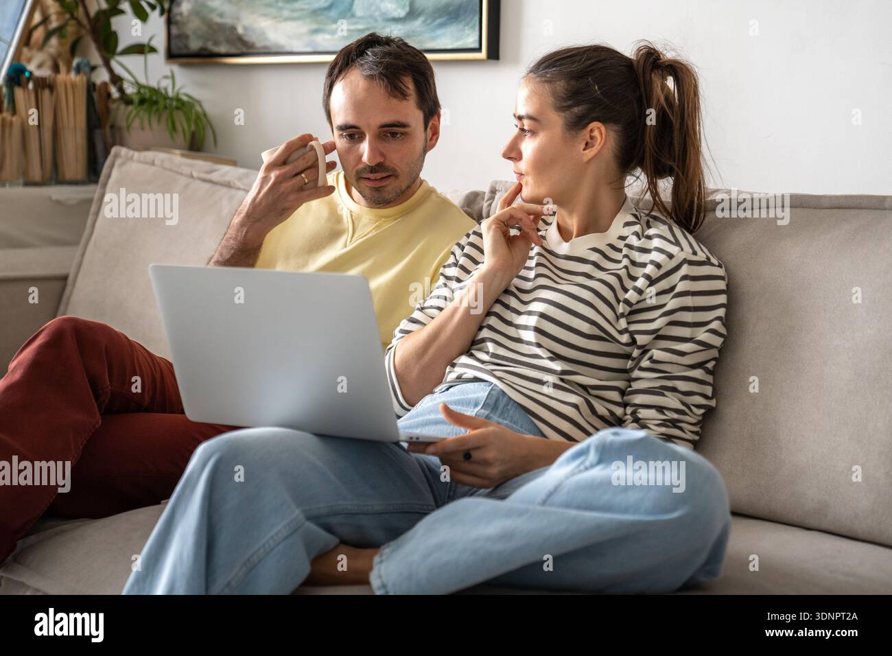 Coppia sposata che discute del budget familiare e delle spese di pianificazione, fiducia e compromesso nelle relazioni Foto Stock