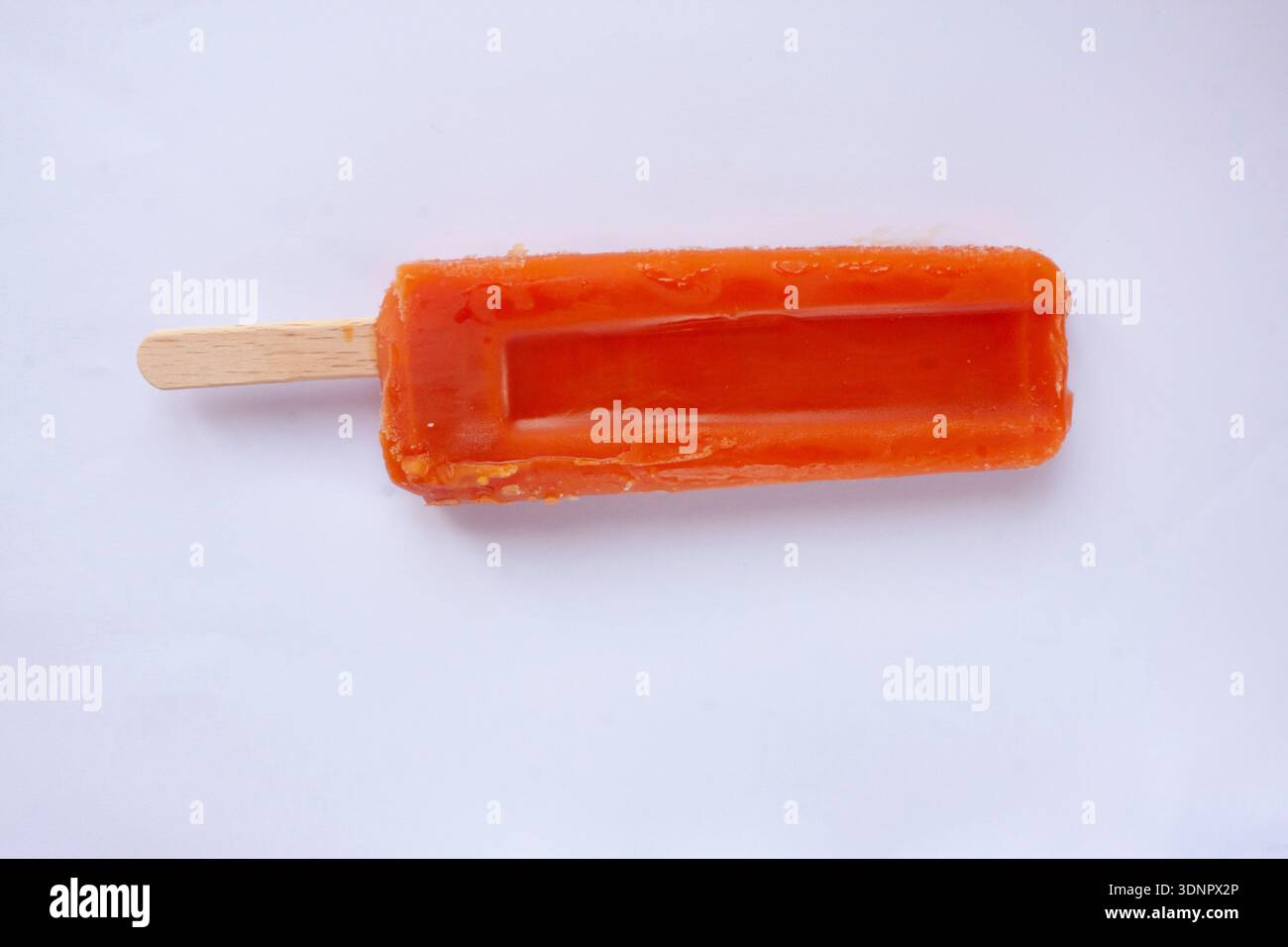 Il gelato al lolly d'arancia si scioglie Foto Stock