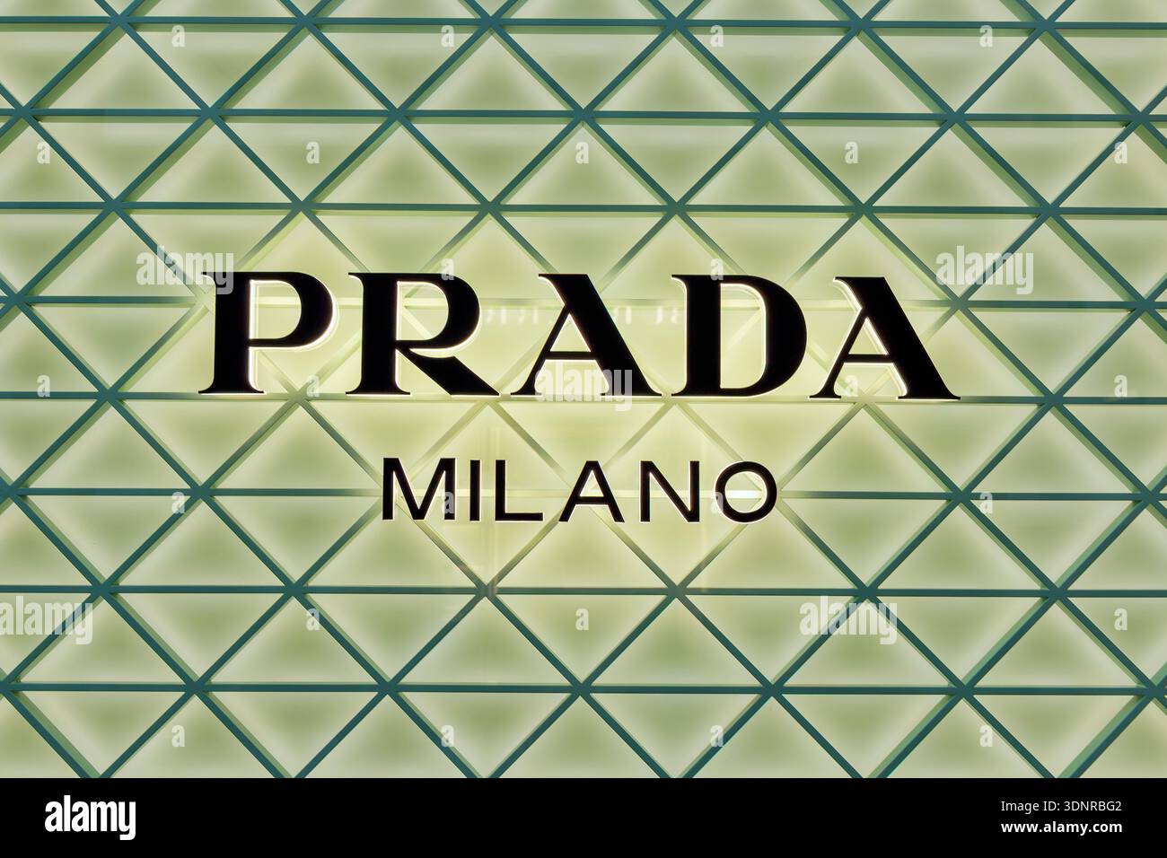 Logo Prada Milano.Nessuna autorizzazione di proprietà ottenuta. Solo per uso editoriale; non per layout commerciali o promozionali. Foto Stock