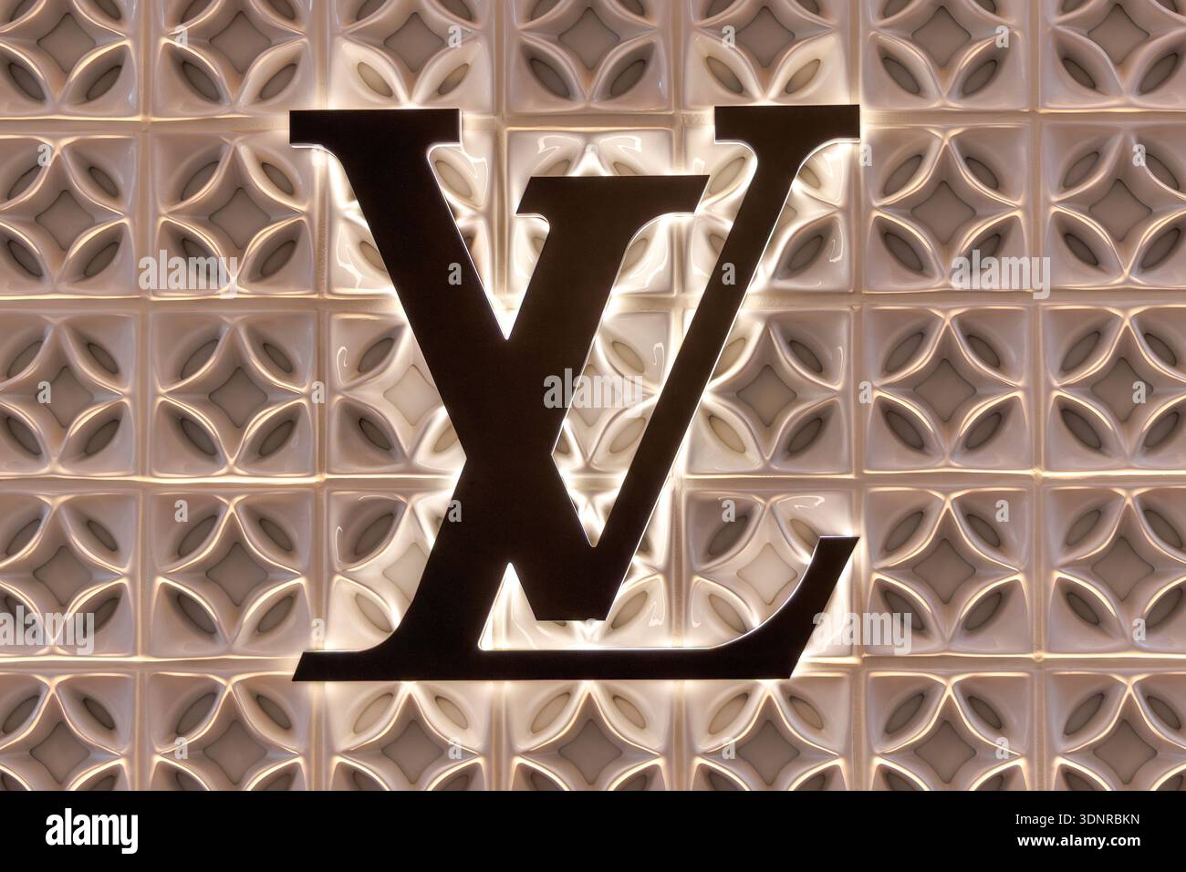 Logo del marchio Louis Vuitton.Nessuna autorizzazione di proprietà ottenuta.Solo per uso editoriale; non per layout commerciale o promozionale. Foto Stock