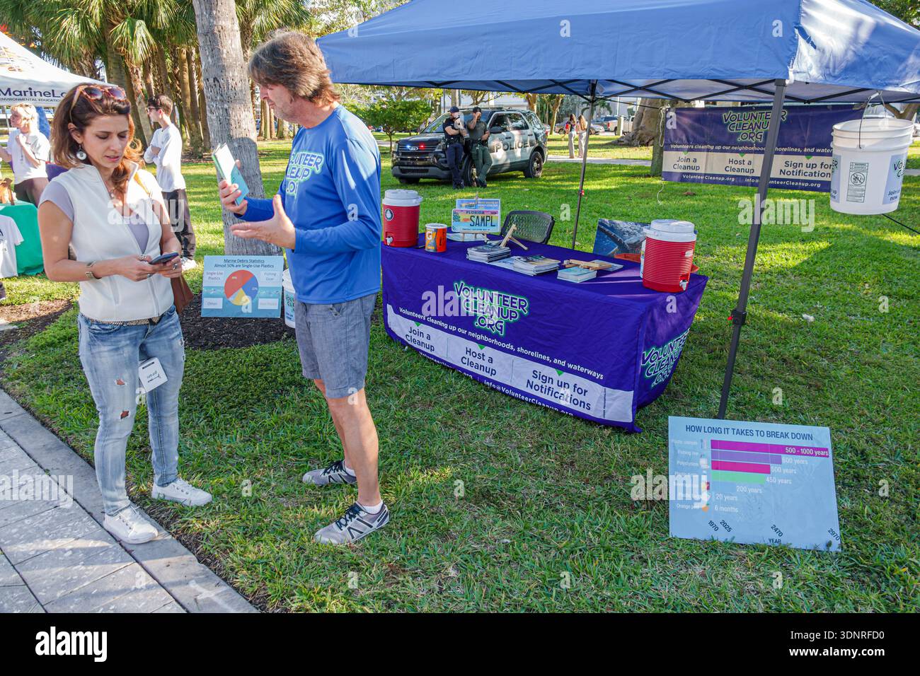 Miami Beach, Florida, South Beach, Collins Park, evento ecologico EcoFest, visitatore di donne adulte, uomo adulto che spiega il programma di pulizia, pulizia volontaria Foto Stock