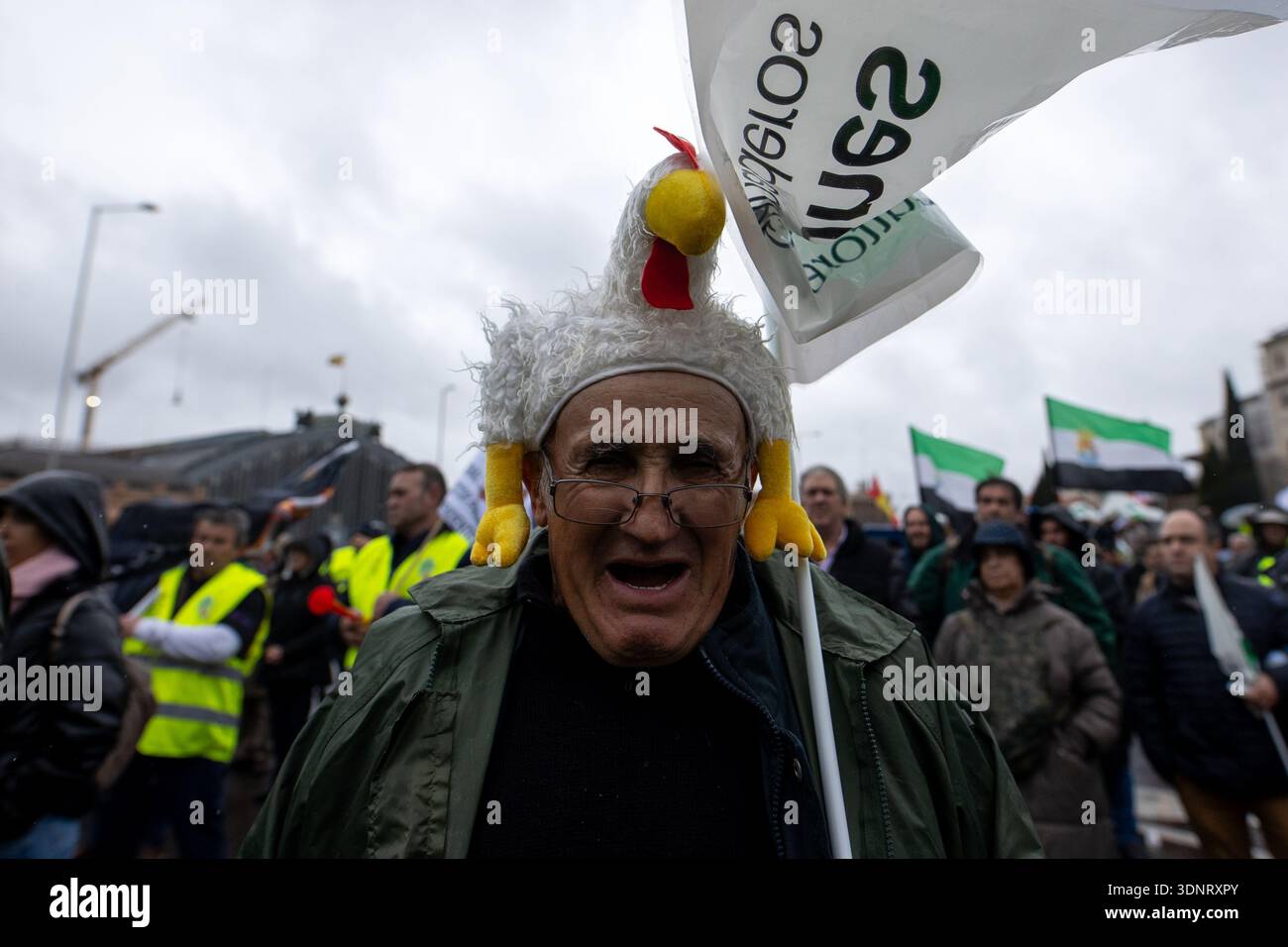 Madrid, Spagna. 11 febbraio 2026. Un uomo ha visto indossare un cappello a forma di pollo durante la protesta. Nel corso di una dimostrazione di agricoltori e allevatori, 367 trattori e 2.500 persone hanno marciato nel cuore della capitale spagnola per protestare contro l'accordo commerciale tra l'Unione europea e il Mercosur. Credito: SOPA Images Limited/Alamy Live News Foto Stock