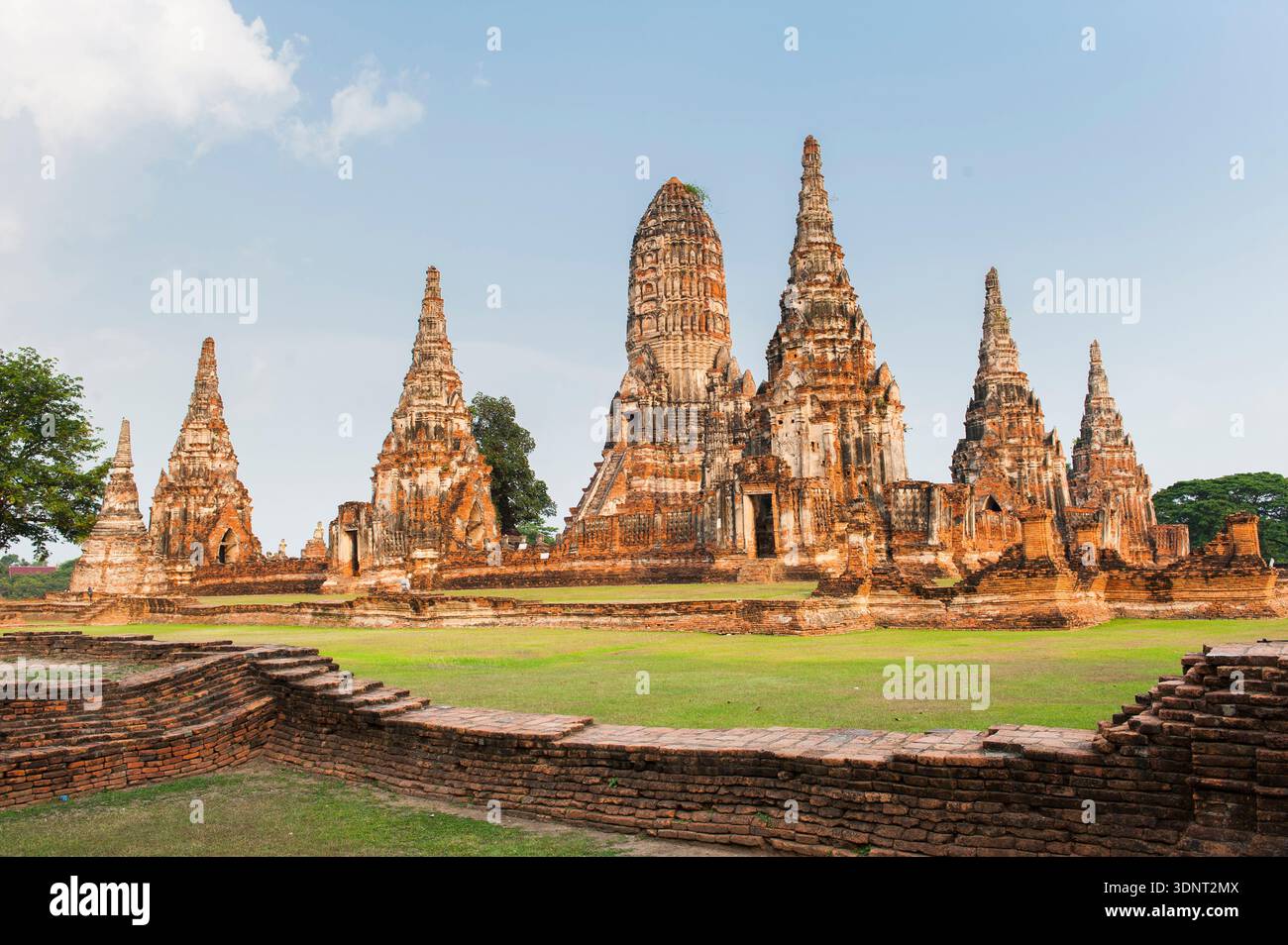 Le rovine dell'antico tempio del monastero Wat Chaiwatthanaram, il parco storico di Ayutthaya, Ayutthaya, sito patrimonio dell'umanità dell'UNESCO, Thailandia, Asia Foto Stock