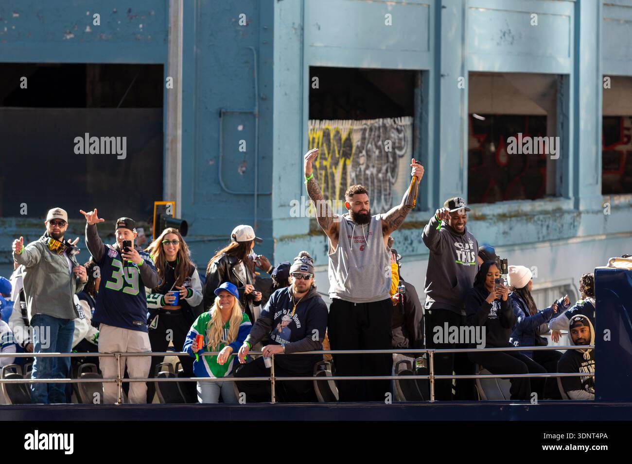 Seattle, Washington, Stati Uniti. 11 febbraio 2026. I tifosi fanno il tifo per i giocatori della NFL tra cui l'offensive tackle Abraham Lucas (centro a destra) durante la Seahawks World Champions Parade nel centro di Seattle mercoledì 11 febbraio 2026. Almeno 750.000 persone dovrebbero partecipare alla celebrazione della vittoria della squadra contro i New England Patriots nel Super Bowl LX di domenica. Crediti: Paul Christian Gordon/Alamy Live News Foto Stock