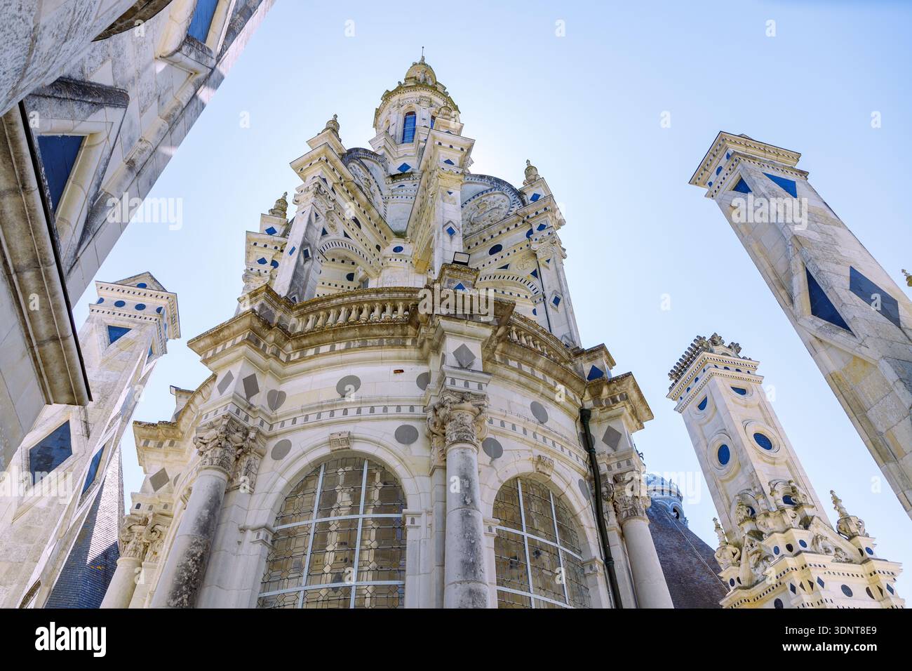 Castello di Chambord (Chateau de Chambord): Estremità superiore della scala a doppia spirale con torrette, caminetti e decorazioni sontuose, vista dal tetto Foto Stock