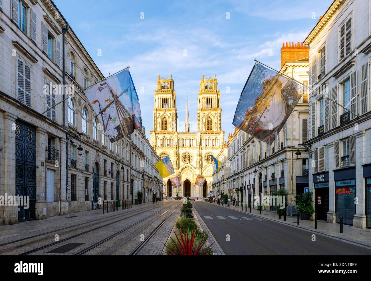 Rue Jeanne d'Arc con Cathédrale Sainte-Croix d'Orleans a Orleans nella Valle della Loira, Centre-Val de Loire, Francia Foto Stock