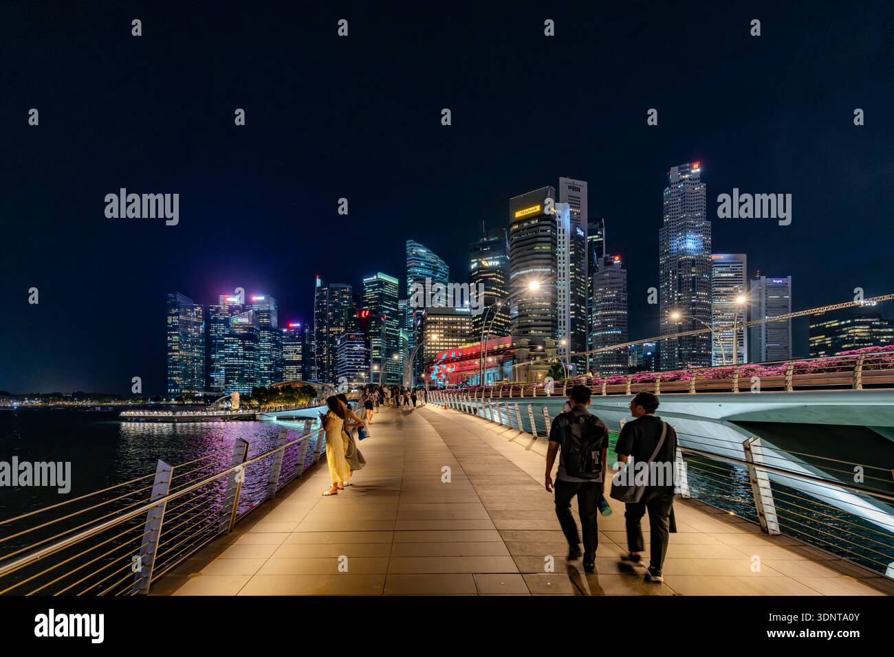 Vista della città di notte, Singapore Foto Stock