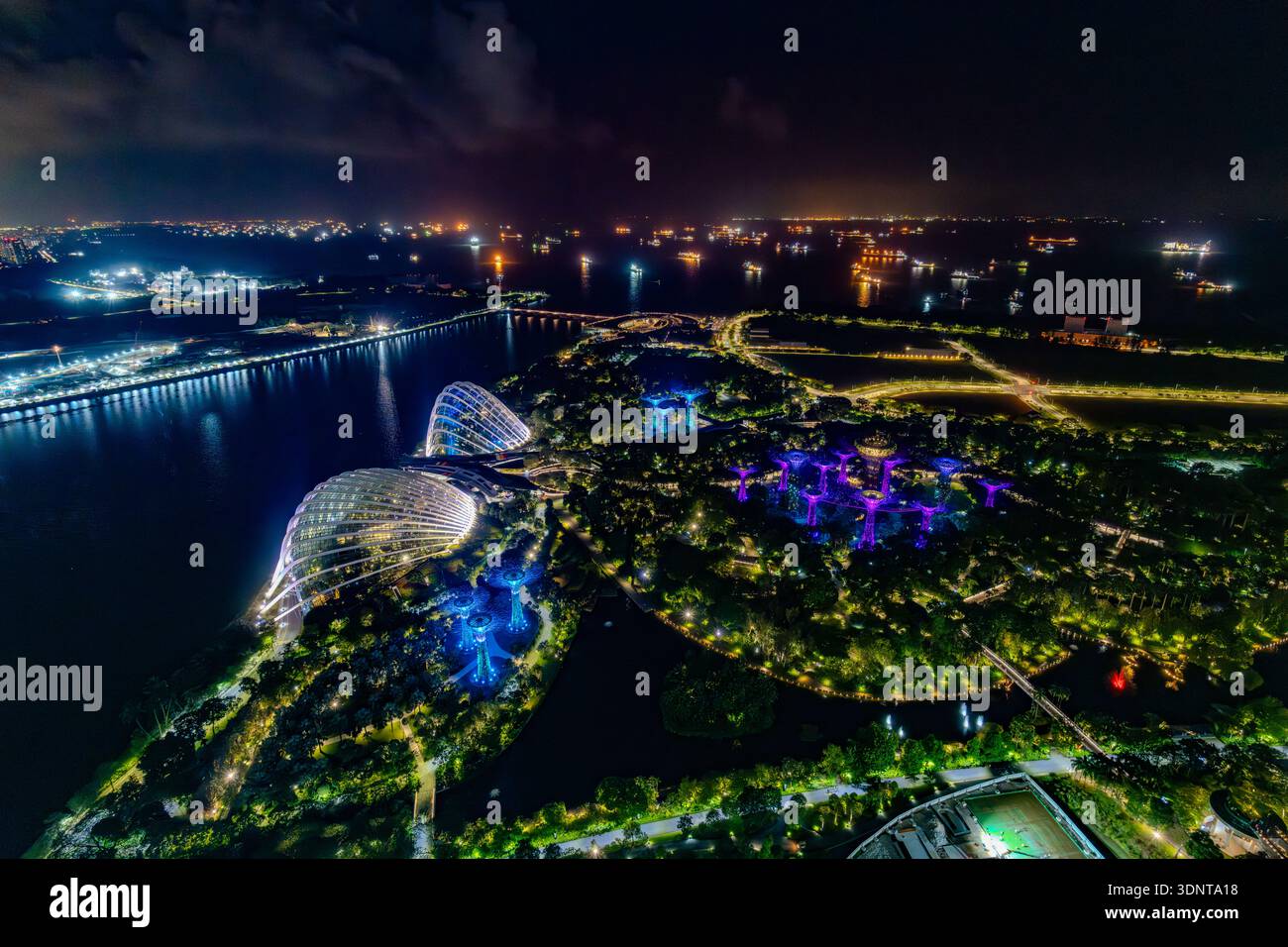 Vista della città di notte, Singapore Foto Stock