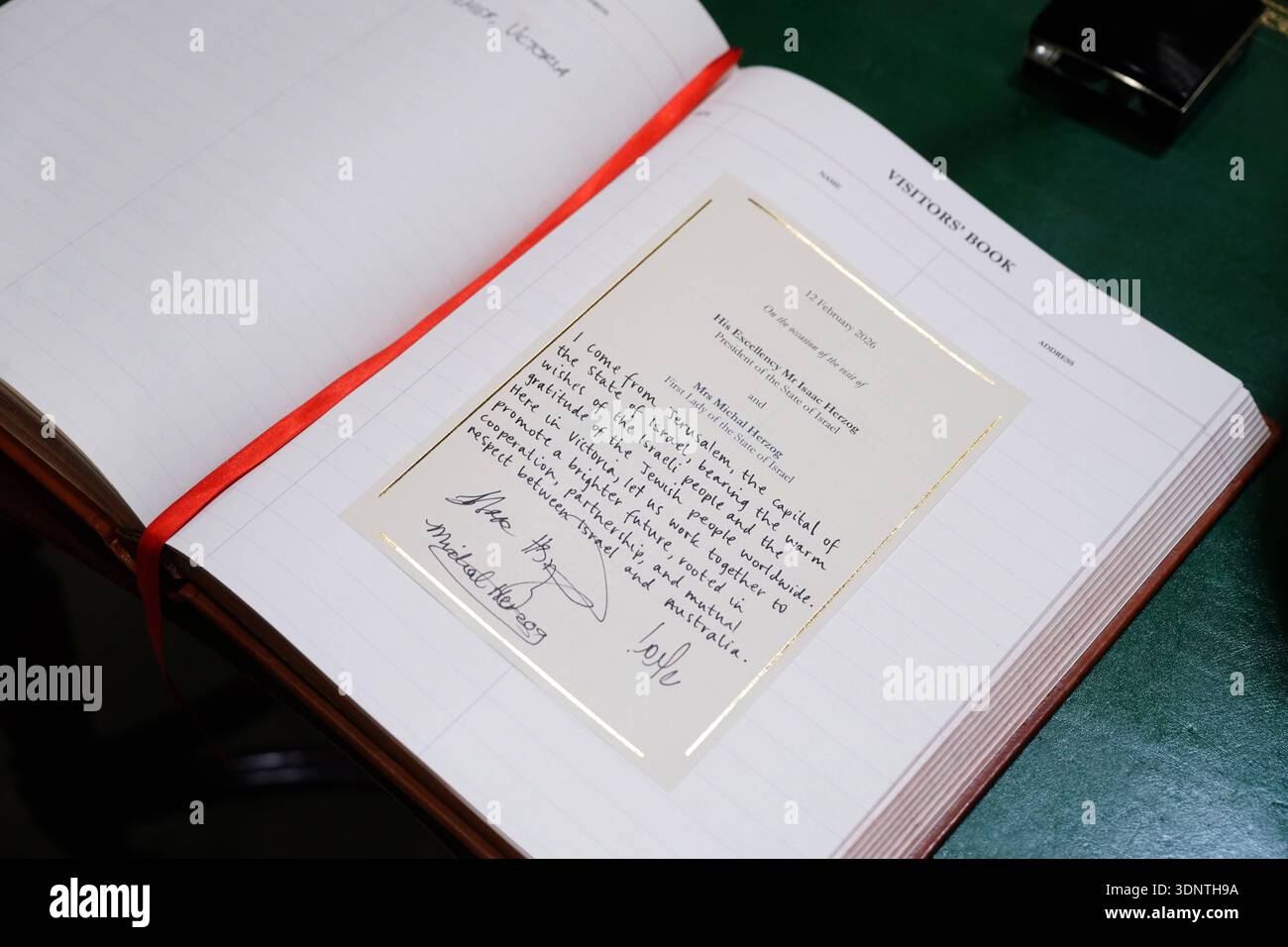 Primo piano del libro degli ospiti firmato dal presidente IsraelÕs Isaac Herzog presso la Government House di Melbourne, giovedì 12 febbraio 2026. AAP Image/NCA Newswire Pool, Luis Enrique Ascui NO ARCHIVING MELBOURNE VIC AUSTRALIA **** primo piano del libro per gli ospiti firmato dal presidente della IsraelÕs Isaac Herzog presso la Government House di Melbourne, giovedì 12 febbraio 2026 AAP Image NCA Newswire Pool, Luis Enrique Ascui NO ARCHIVING MELBOURNE VIC AUSTRALIA Poolfoto AAPIMAGE, SOLO USO EDITORIALE Foto Stock