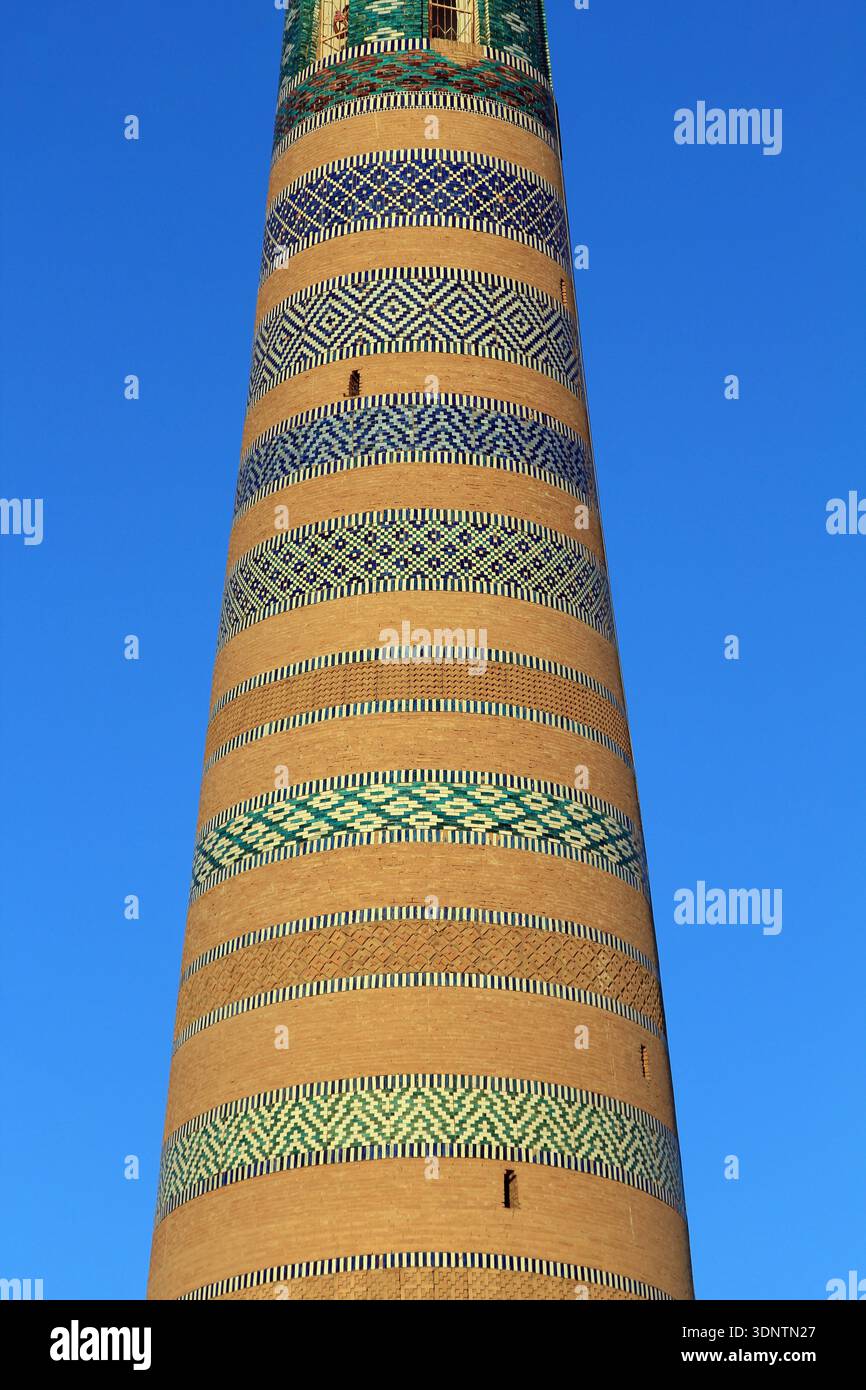 La Madrasa Seyyed Islam Khoja fu costruita tra il 1908 e il 1910. Il suo minareto in mattoni e le decorazioni in piastrelle sono degne di nota. Khiva, Uzbekistan. Foto Stock