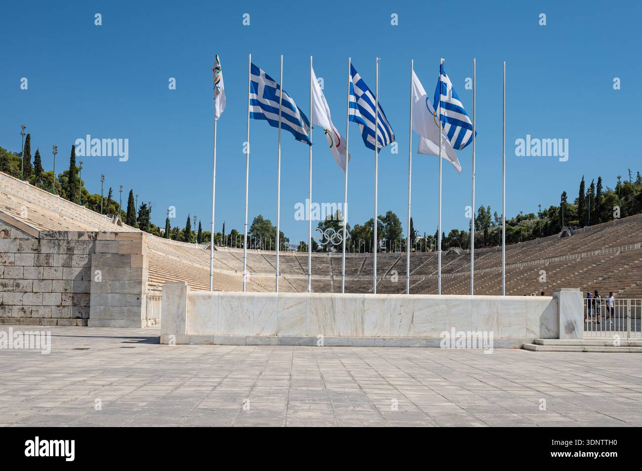 Atene, Grecia - 18 luglio 2024: Bandiere di fronte allo Stadio Panatenaico di Atene, Grecia. Sede dei primi Giochi Olimpici moderni del 1896 Foto Stock