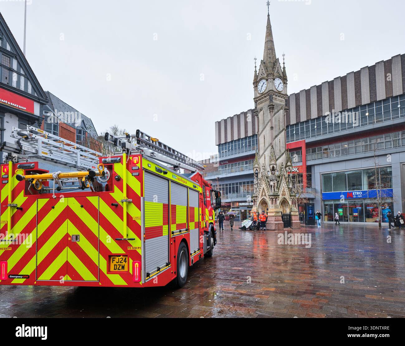 Fire Engine nella piazza accanto alla torre dell'orologio a Leicester, in Inghilterra, in un giorno di pioggia. Foto Stock