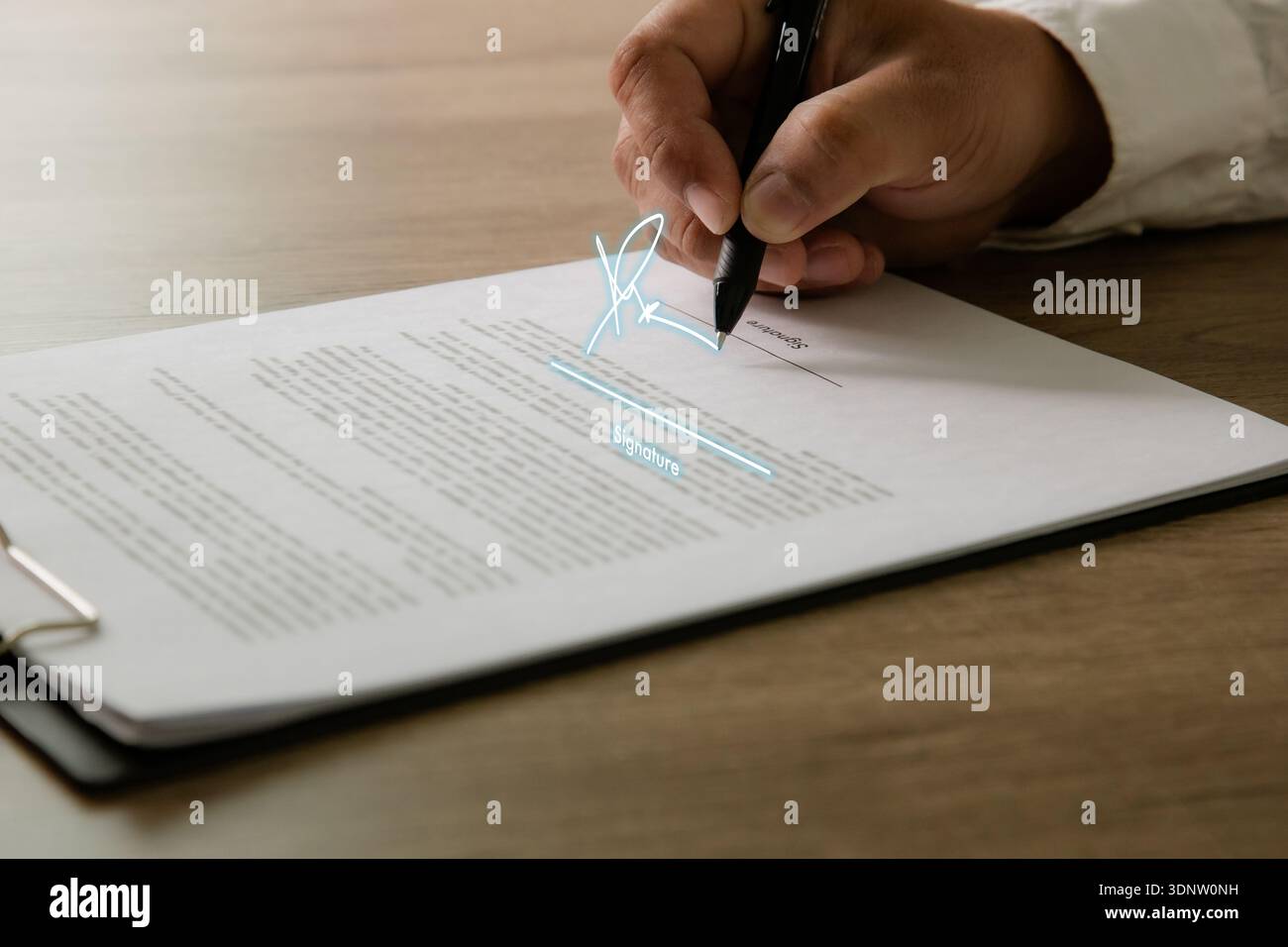 Penna per persona ritagliata che firma un contratto commerciale, concentrati sul modulo di firma, accordo legale sicuro, approvazione, documentazione e chiusura di trattative aziendali Foto Stock