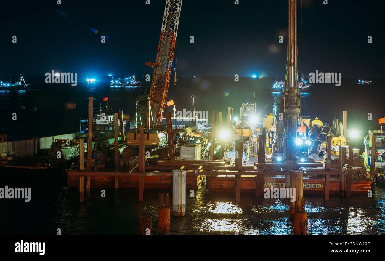 Costruzione di chiatte e gru marine che lavorano di notte nel mare di Phu Quoc Foto Stock
