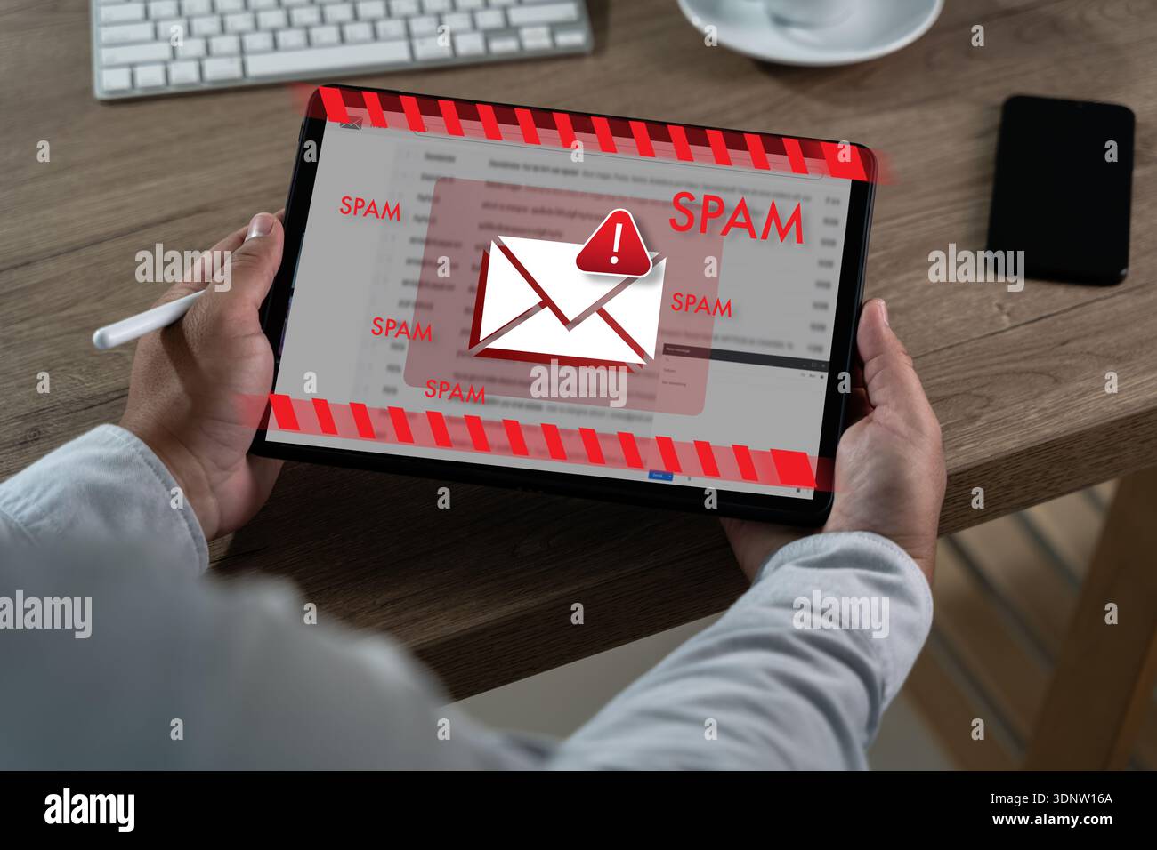 Concetto di cyber-attacco e posta indesiderata avviso di malware sul tablet che rappresenta avvisi di sistema, rilevamento spyware, netwo Foto Stock