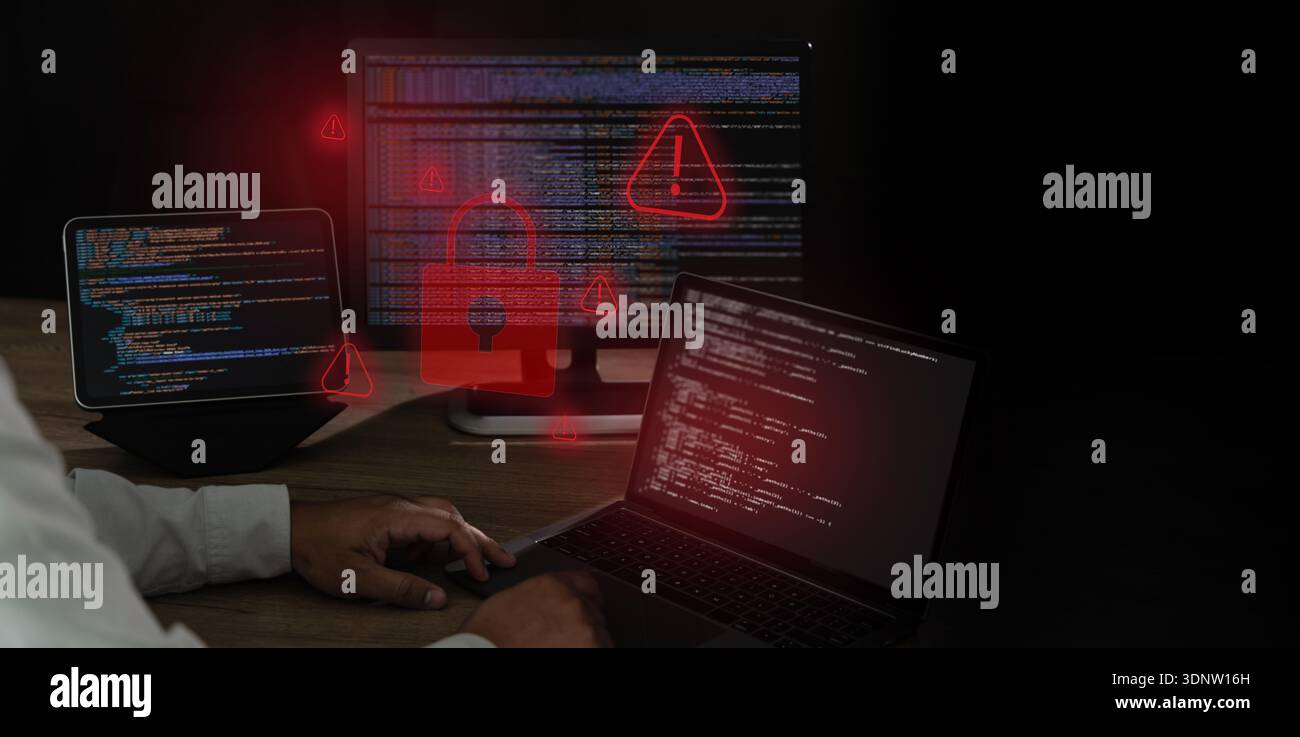Icone di avviso relative a spyware e cyber attacchi sul codice del laptop , che rappresentano minacce malware, rischio di violazione dei dati, rilevamento spyware, malware Foto Stock