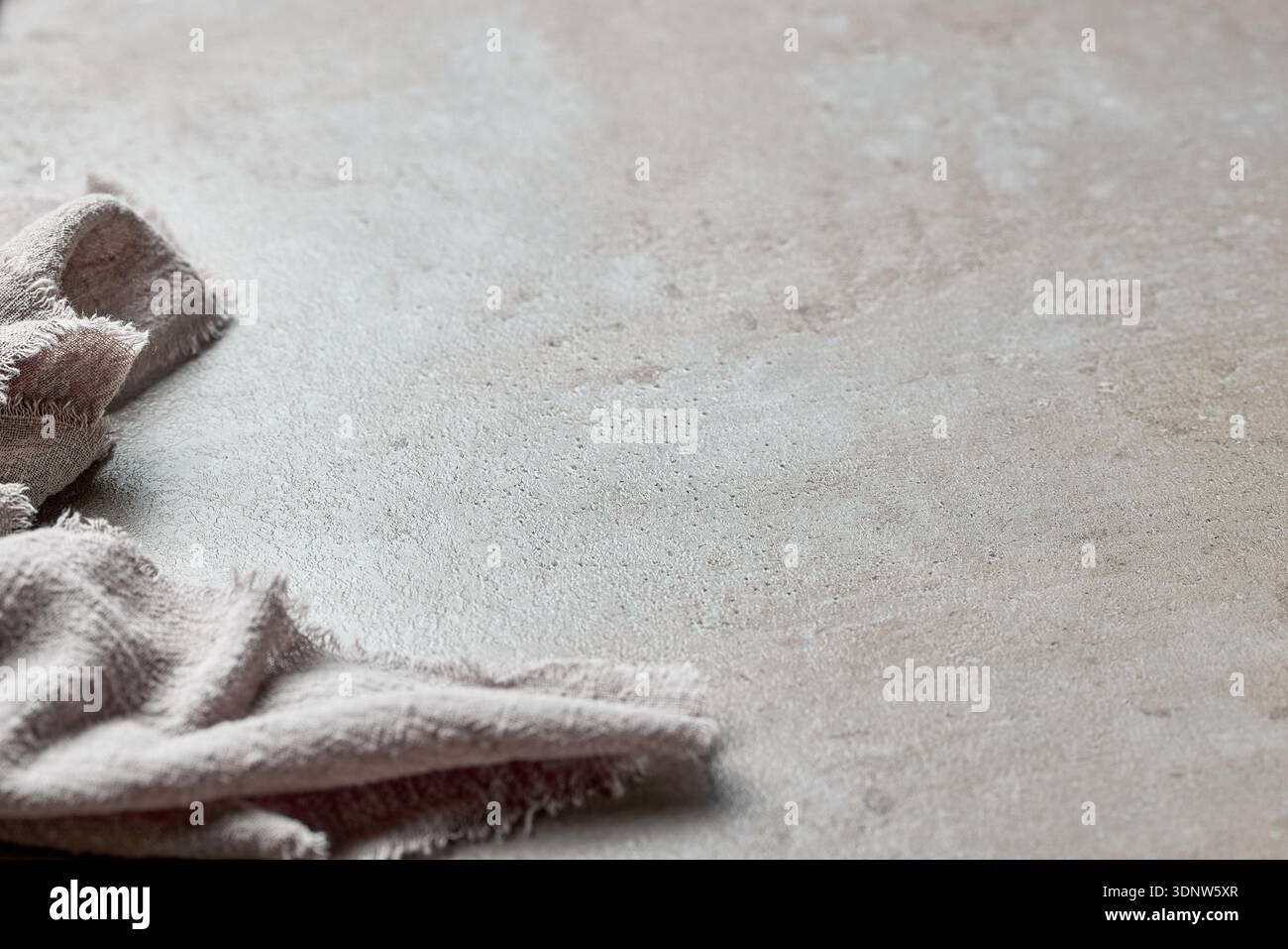 superficie grigia del tavolo e tovagliolo in lino Foto Stock