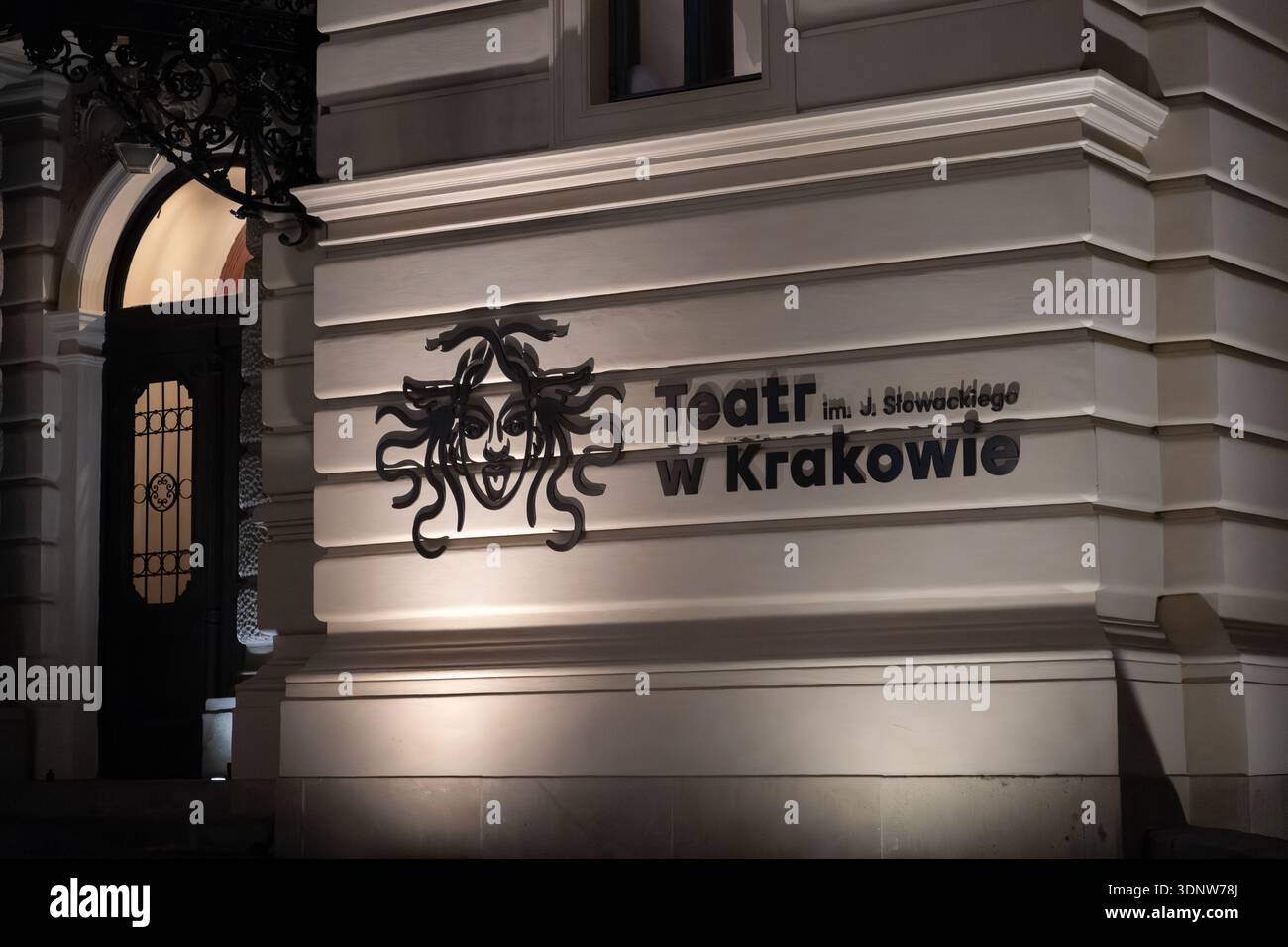 Cracovia, Polonia - 30 novembre 2025: Teatr im. La facciata classica di J. Slowackiego W Krakowie, illuminata ad arte di notte, mostra il suo registro artistico Foto Stock