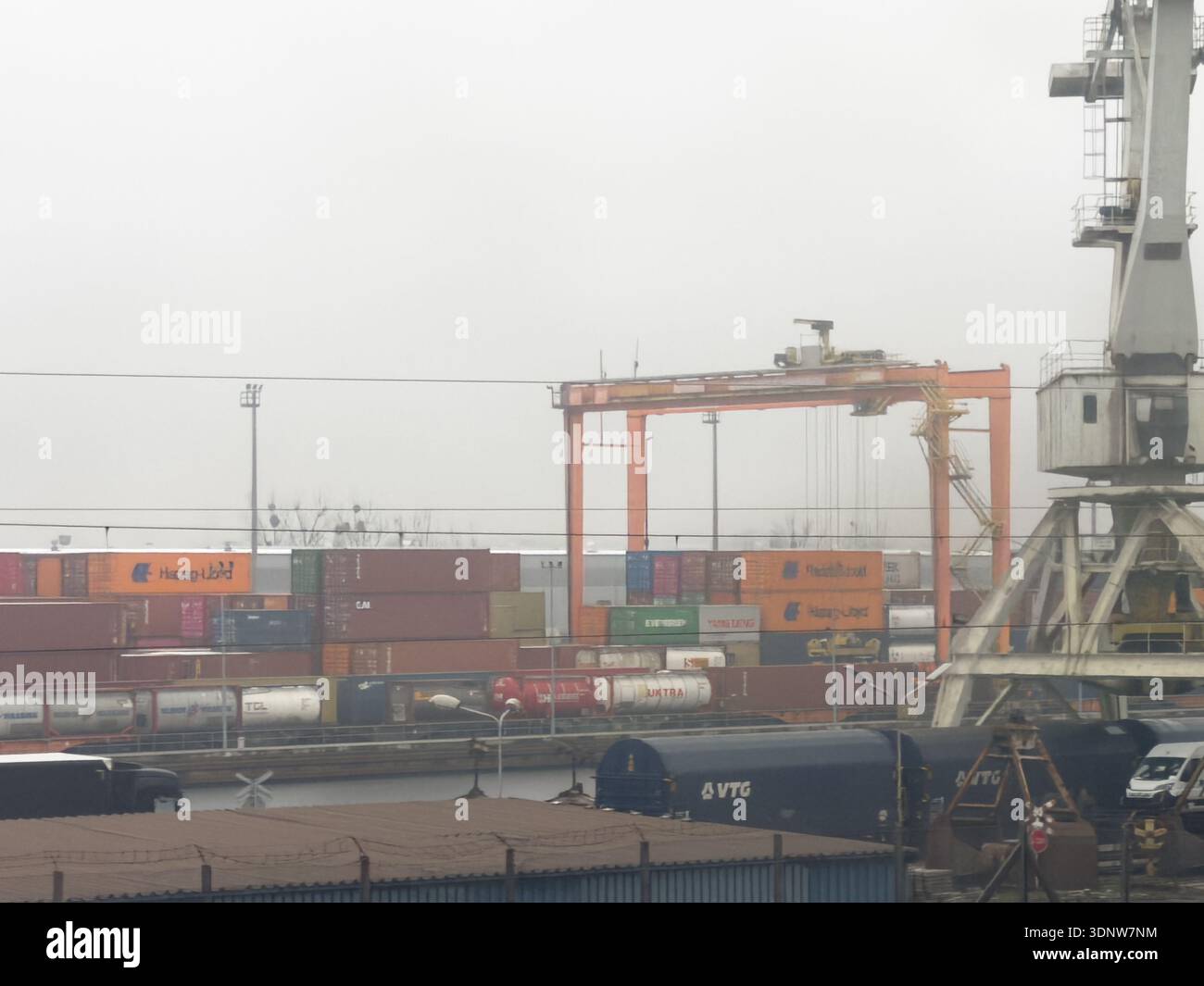 Gliwice, Polonia - 30 novembre 2025: Porto industriale con container Hapag-Lloyd, vagoni merci VTG e gru, con un'efficiente navigazione globale Foto Stock