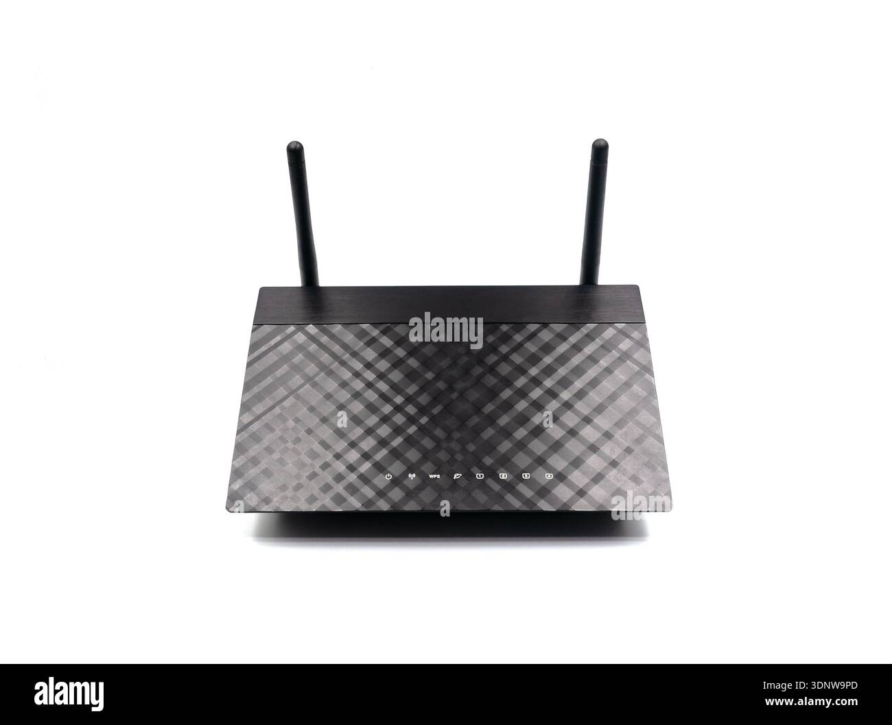 Moderno router Wi-Fi wireless nero con due antenne isolate su sfondo bianco. Vista frontale. Concetto di rete domestica, tecnologia Internet Foto Stock