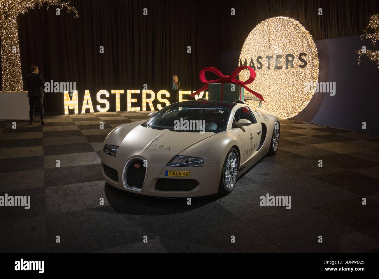 Bugatti Veyron con un regalo con arco in cima, di Maloba, al Masters Expo 2025 Foto Stock
