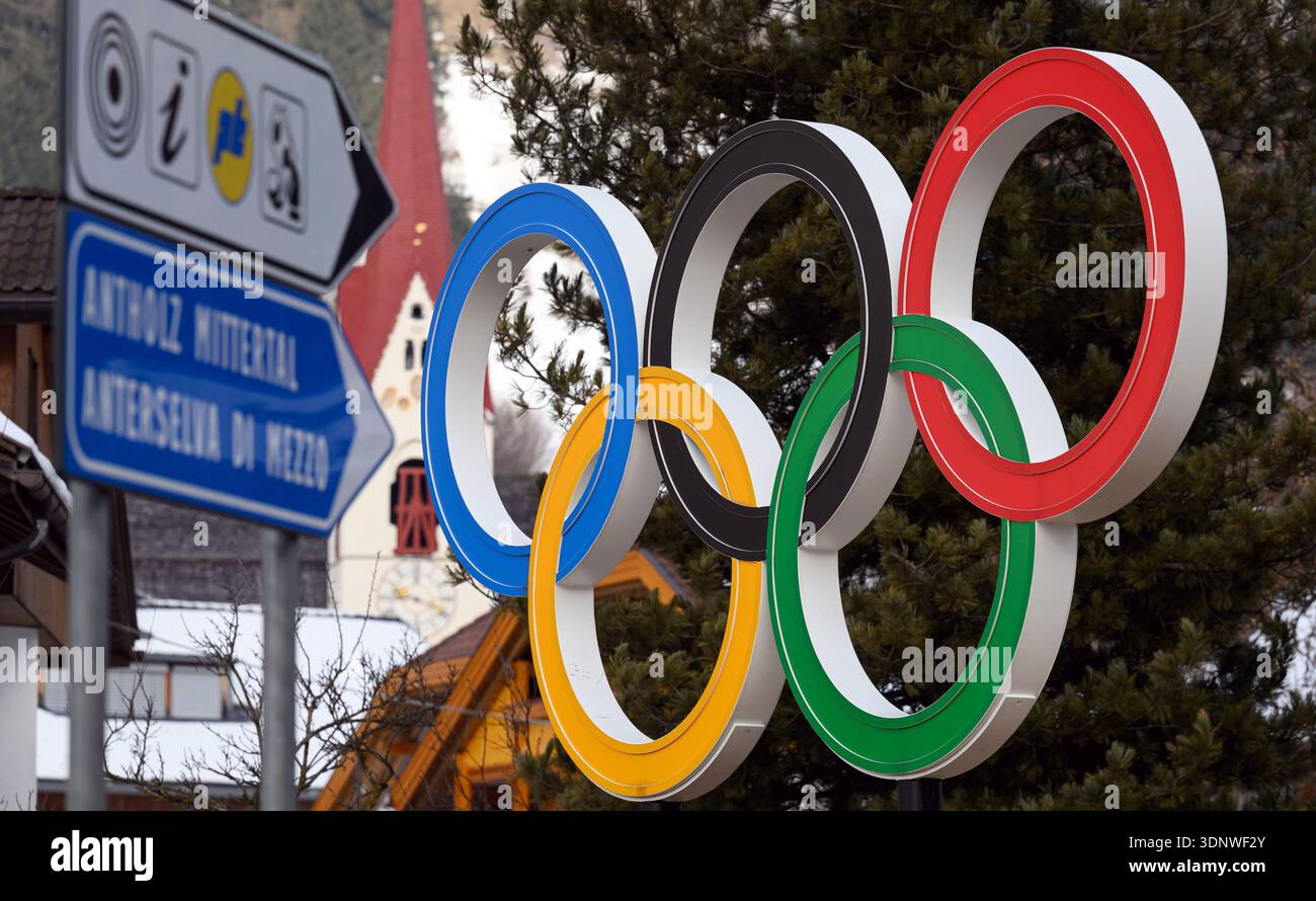 Anterselva, Italia. 12 febbraio 2026. Olimpia, Giochi Olimpici invernali Milano Cortina 2026, biathlon, gli anelli olimpici possono essere visti accanto ai cartelli. Crediti: Hendrik Schmidt/dpa/Alamy Live News Foto Stock