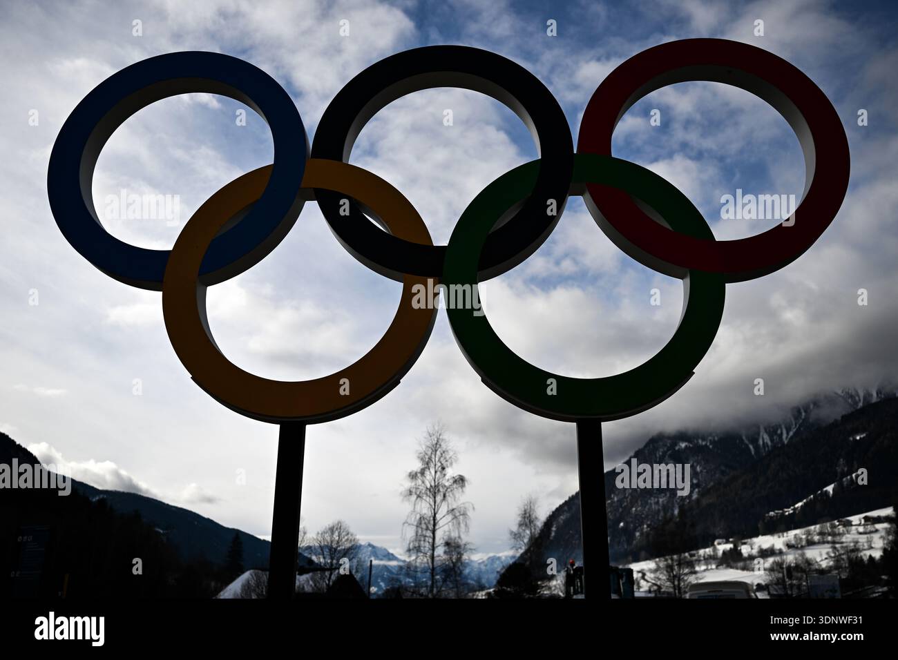 Anterselva, Italia. 12 febbraio 2026. Olympia, Giochi Olimpici invernali Milano Cortina 2026, Biathlon, vista sugli anelli olimpici. Crediti: Hendrik Schmidt/dpa/Alamy Live News Foto Stock